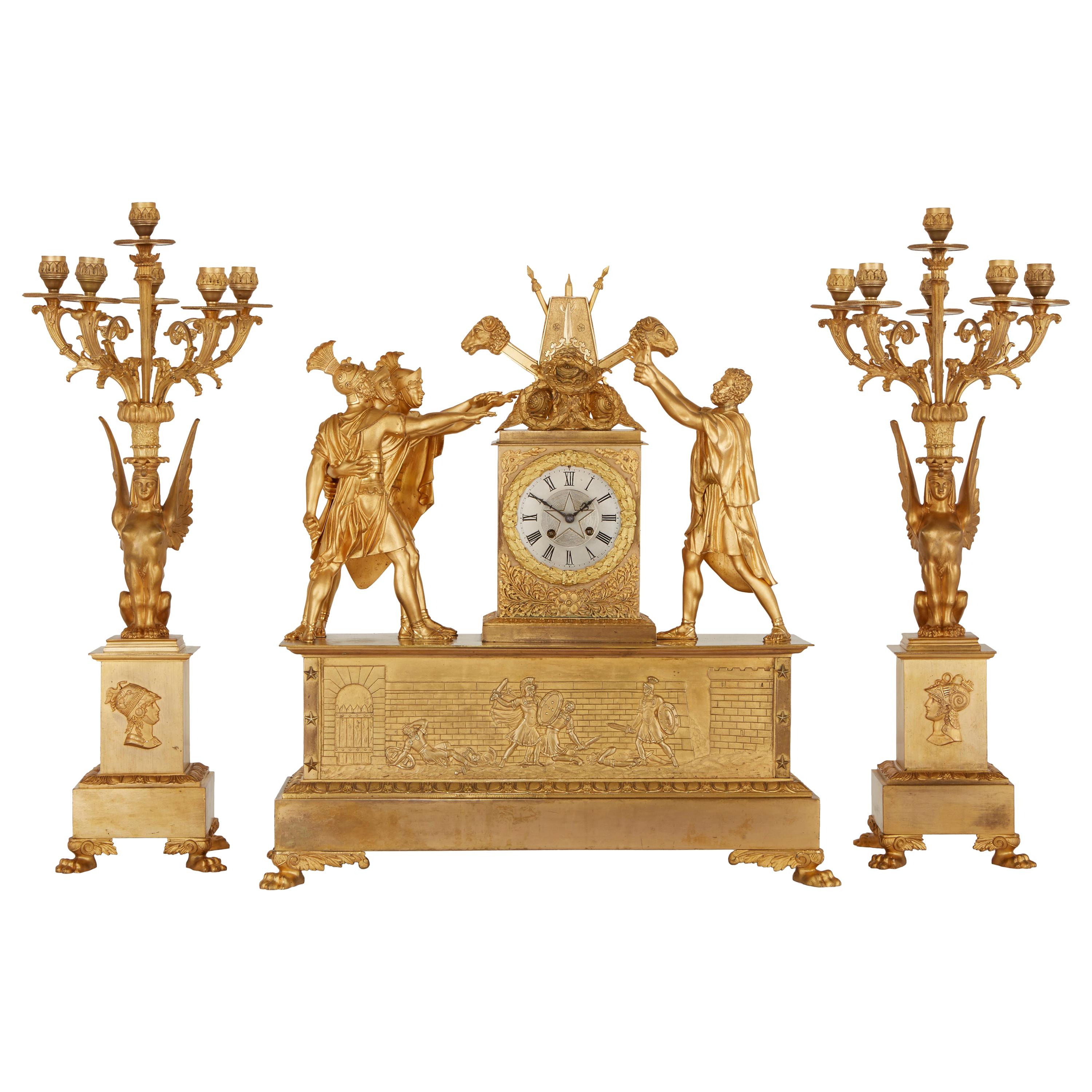 Ensemble d'horloges en bronze doré de style Empire représentant la couronne de l'Honoréi en vente