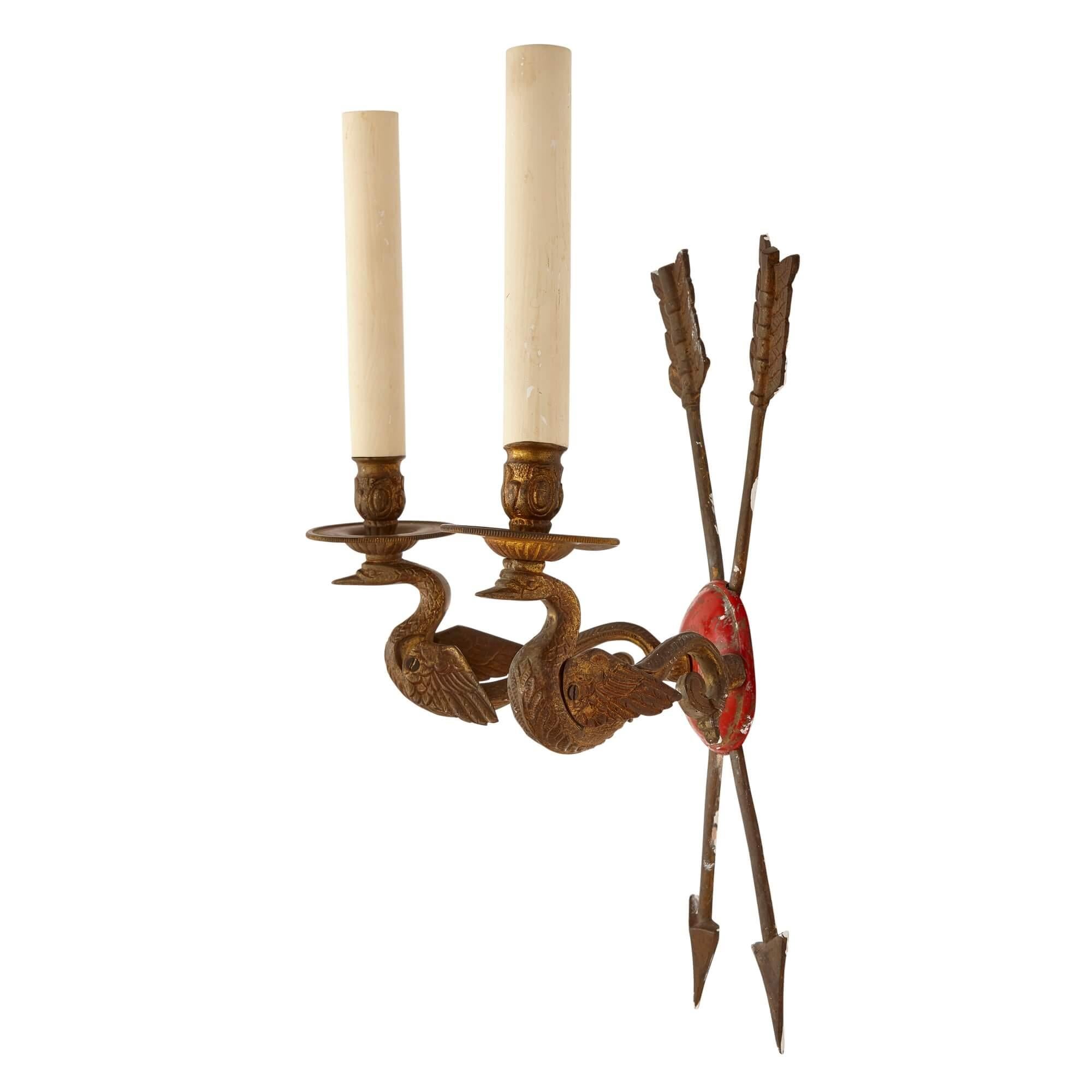 Aplique de metal pintado y dorado de estilo Imperio
Francés, siglo XX
Medidas: Alto 34 cm, ancho 26 cm, fondo 17 cm

Este elegante candelabro está fabricado en estilo Imperio. El candelabro presenta dos ramas de luz de metal dorado, modeladas