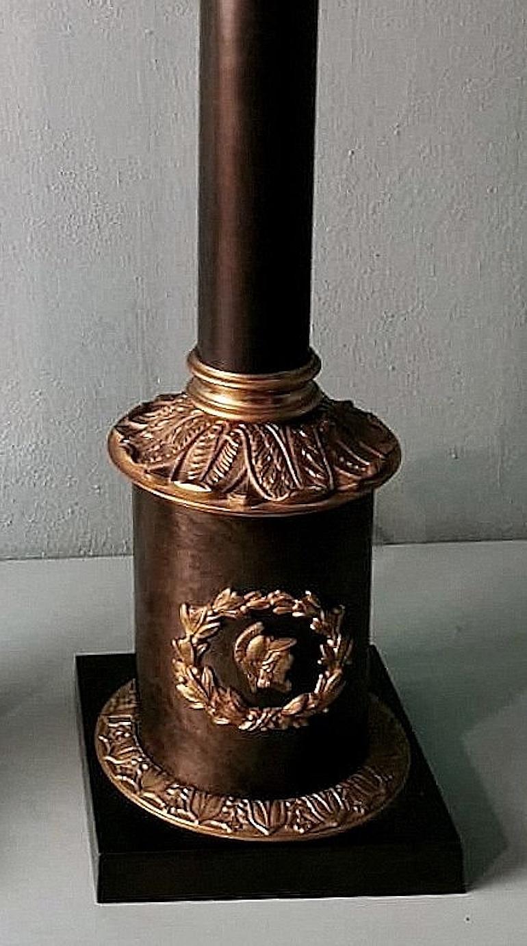 Paar italienische Säulen-Tischlampen aus Bronze und Messing im Empire-Stil 4