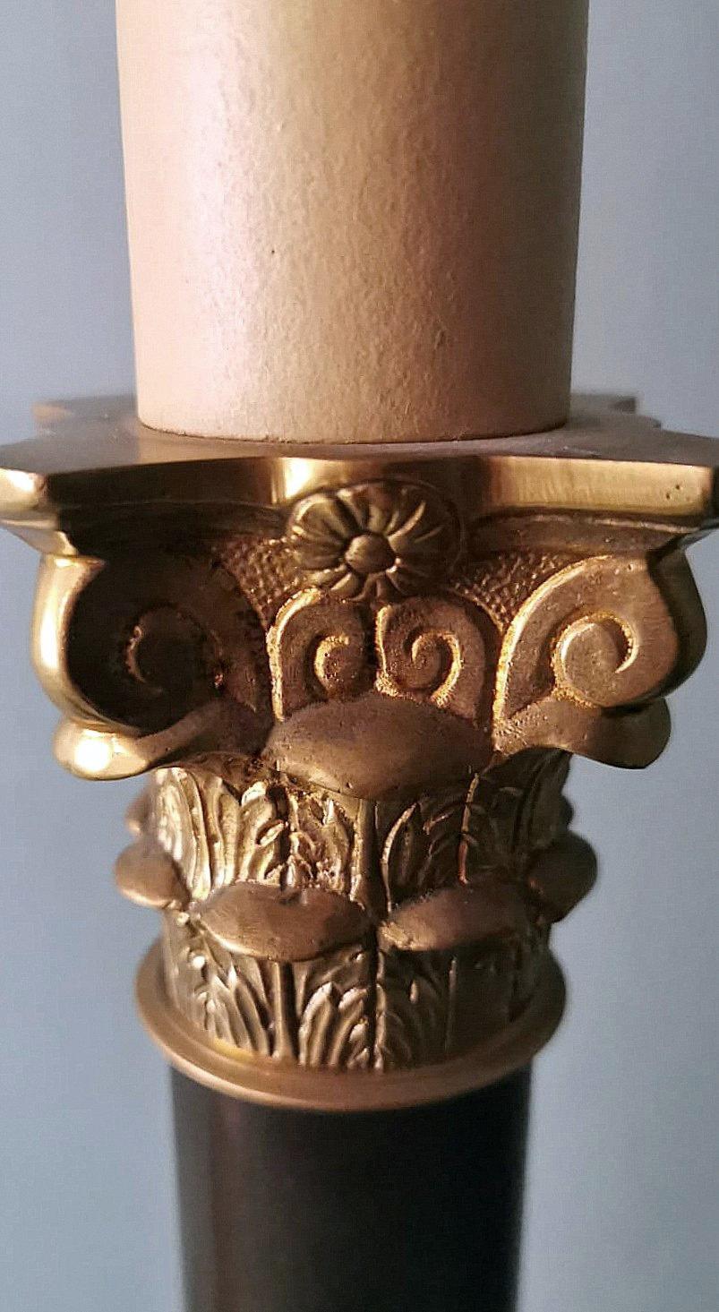 Paar italienische Säulen-Tischlampen aus Bronze und Messing im Empire-Stil 11