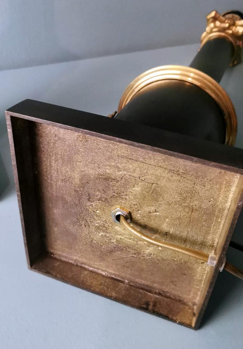 Paar italienische Säulen-Tischlampen aus Bronze und Messing im Empire-Stil 14