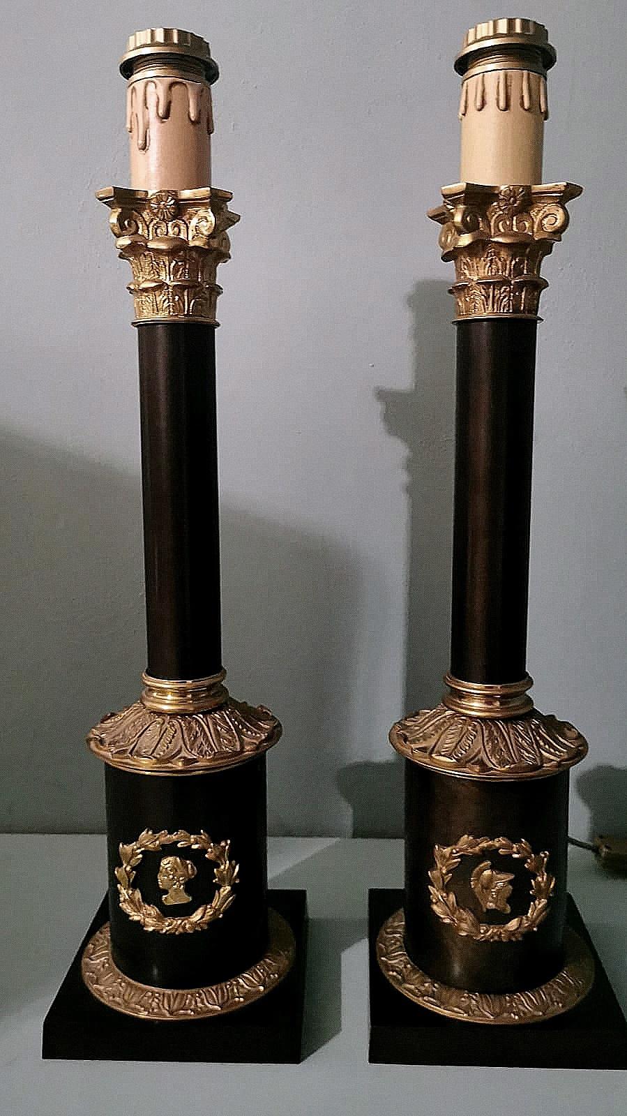 Paar italienische Säulen-Tischlampen aus Bronze und Messing im Empire-Stil (Italienisch)