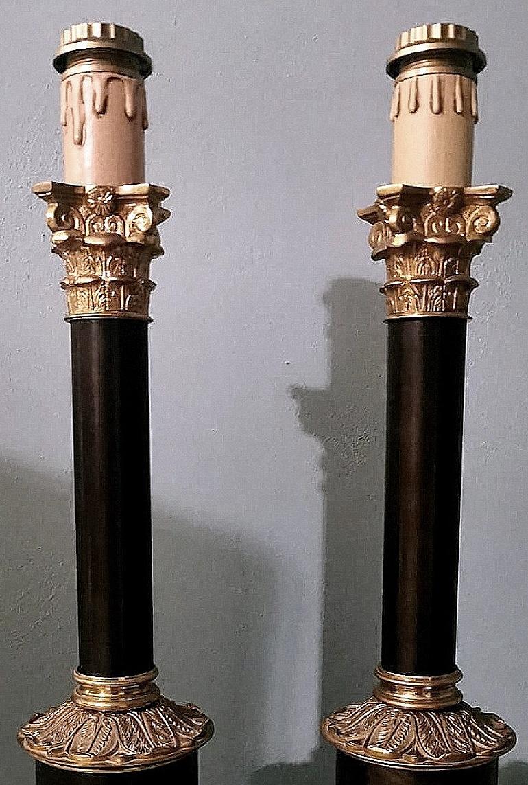 Paar italienische Säulen-Tischlampen aus Bronze und Messing im Empire-Stil (Handgefertigt)