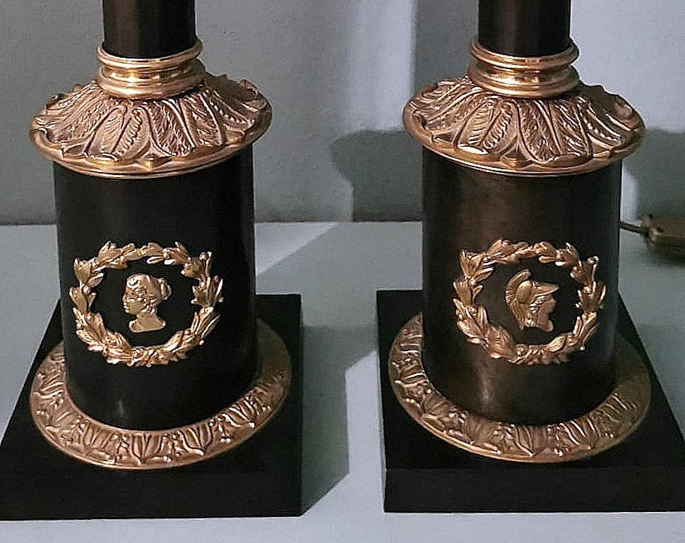 Paar italienische Säulen-Tischlampen aus Bronze und Messing im Empire-Stil im Zustand „Gut“ in Prato, Tuscany