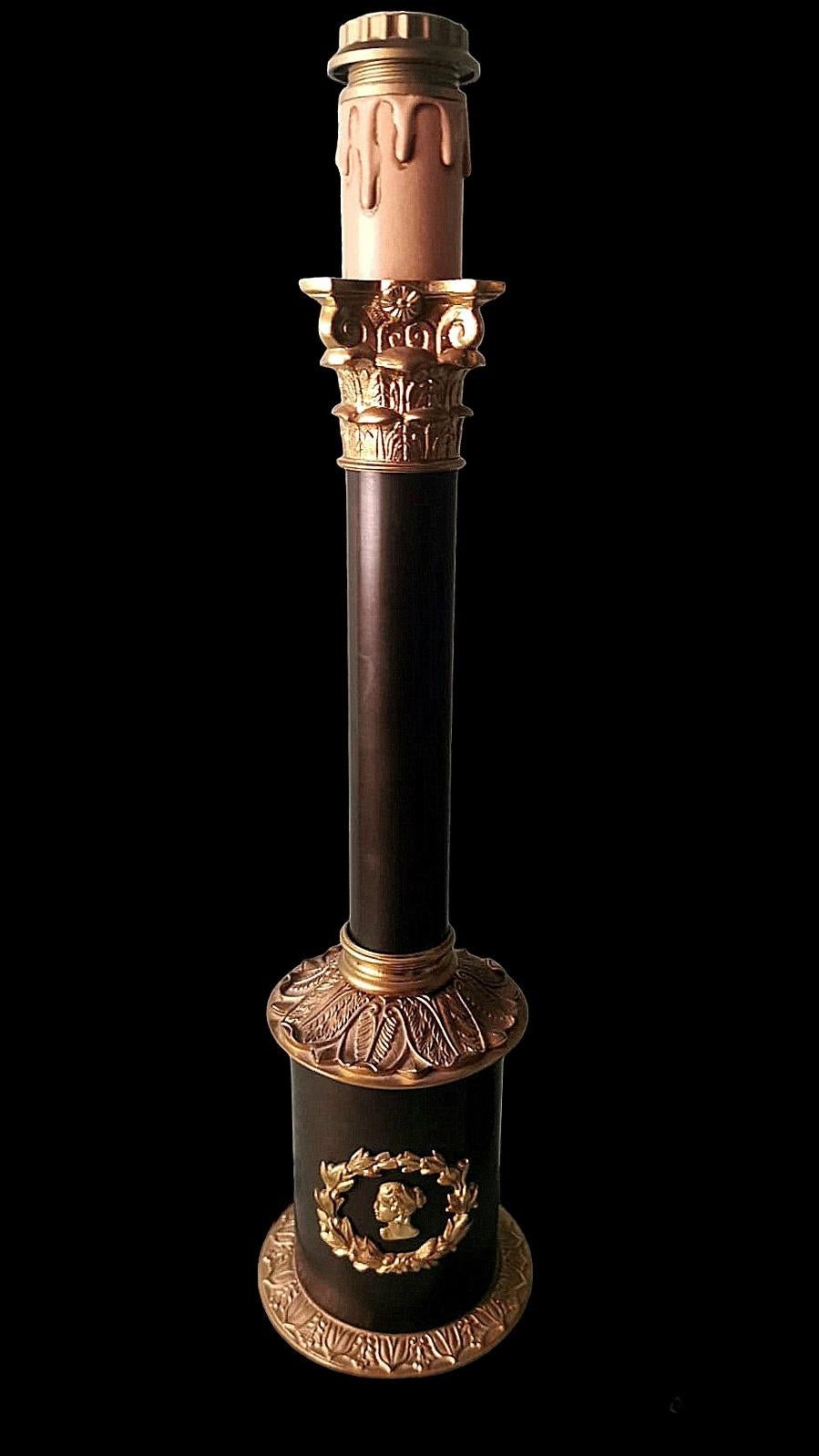 Paar italienische Säulen-Tischlampen aus Bronze und Messing im Empire-Stil (20. Jahrhundert)