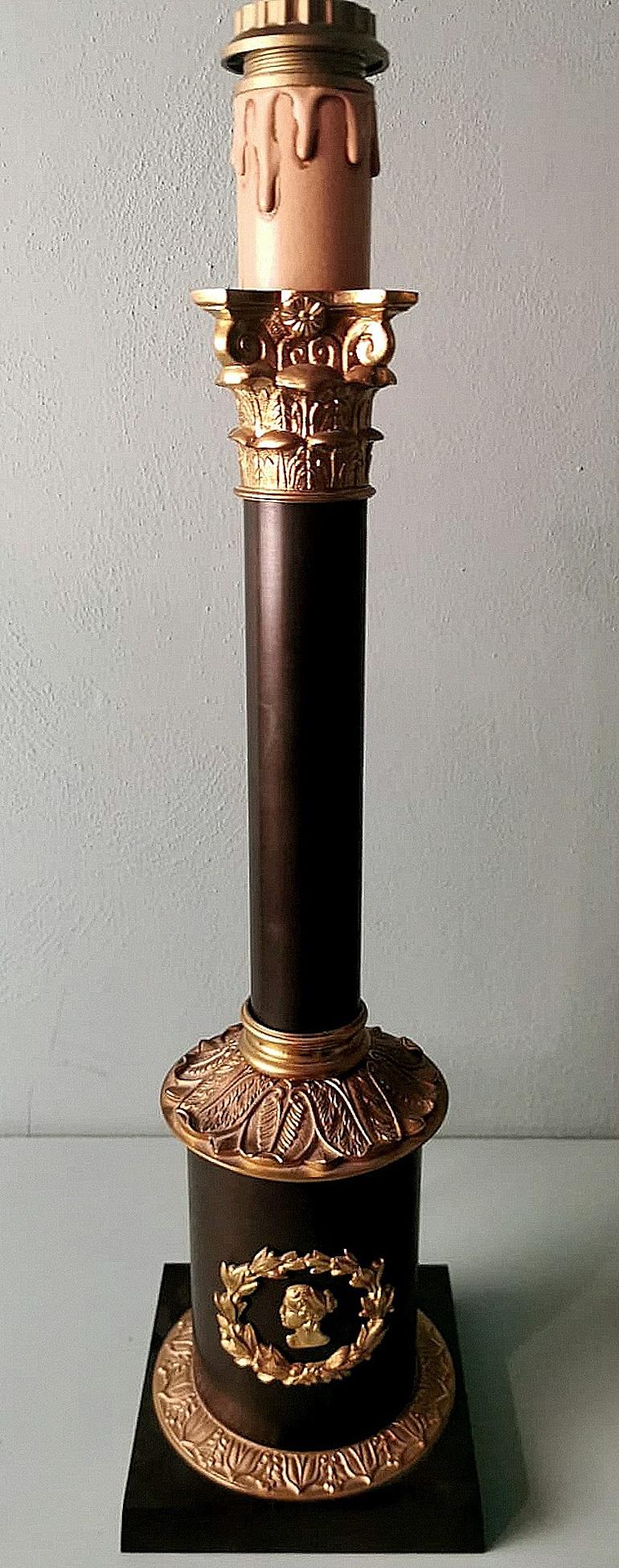 Paar italienische Säulen-Tischlampen aus Bronze und Messing im Empire-Stil 1