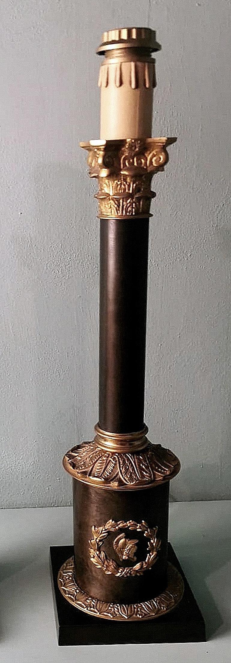 Paar italienische Säulen-Tischlampen aus Bronze und Messing im Empire-Stil 2