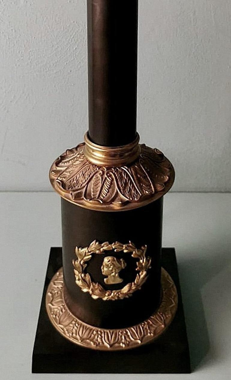 Paar italienische Säulen-Tischlampen aus Bronze und Messing im Empire-Stil 3