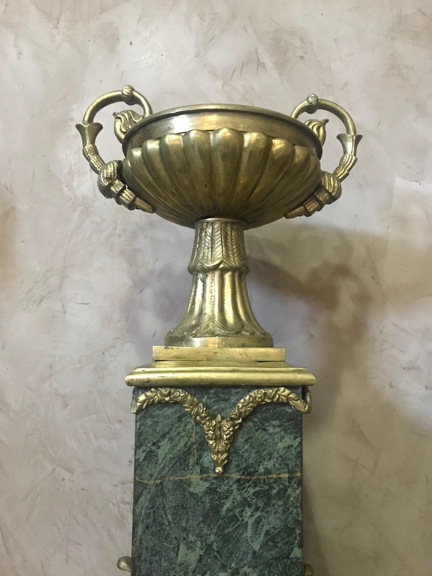 Paire de colonnes italiennes de style Empire en marbre vert et bronze doré 3