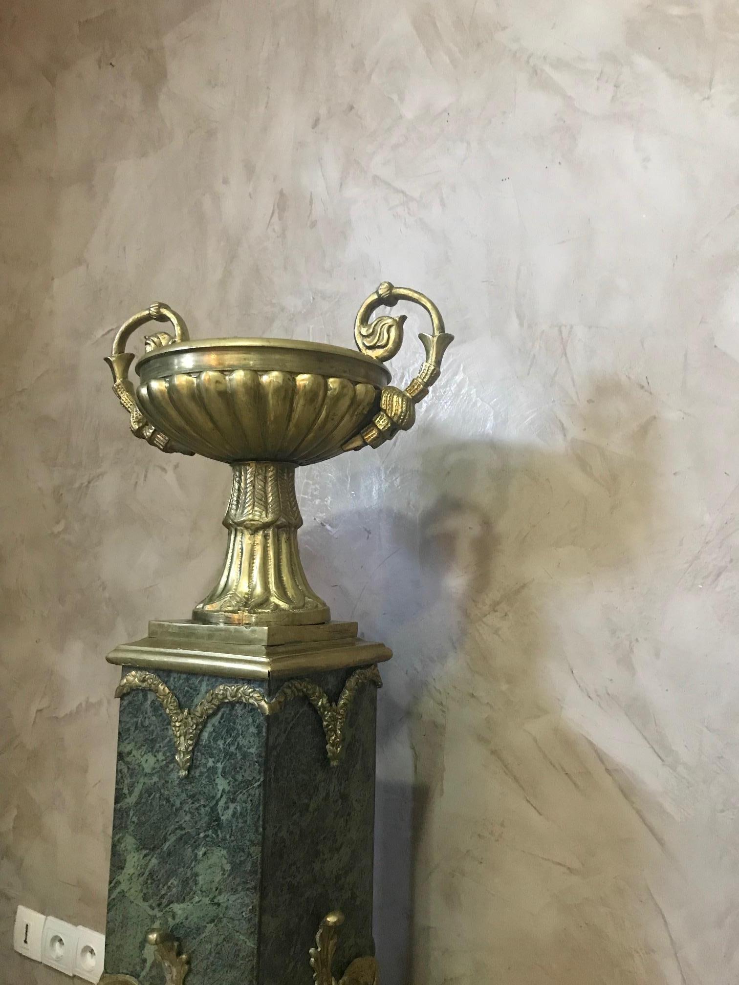 Paire de colonnes italiennes de style Empire en marbre vert et bronze doré 4