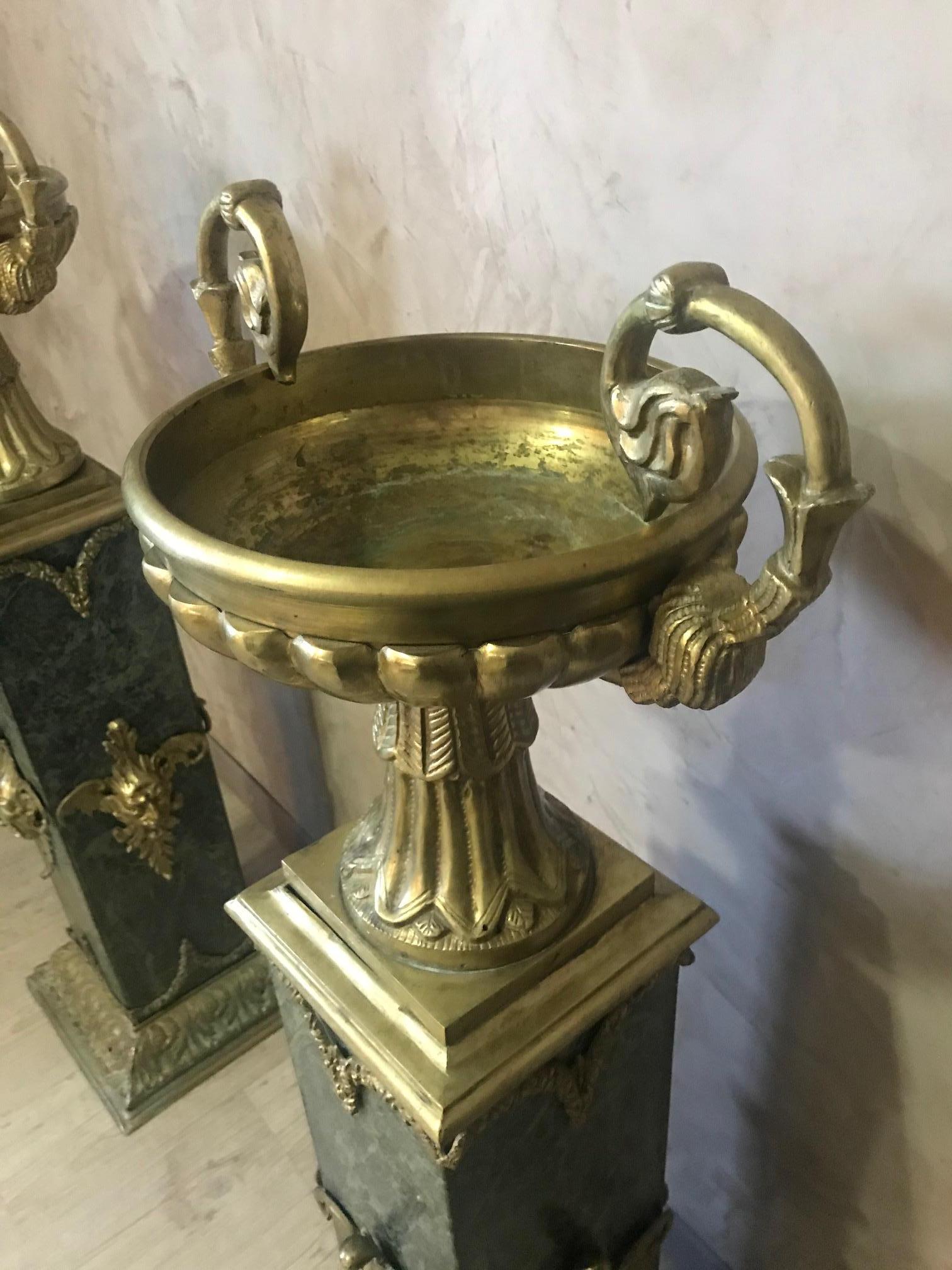 Paire de colonnes italiennes de style Empire en marbre vert et bronze doré 7
