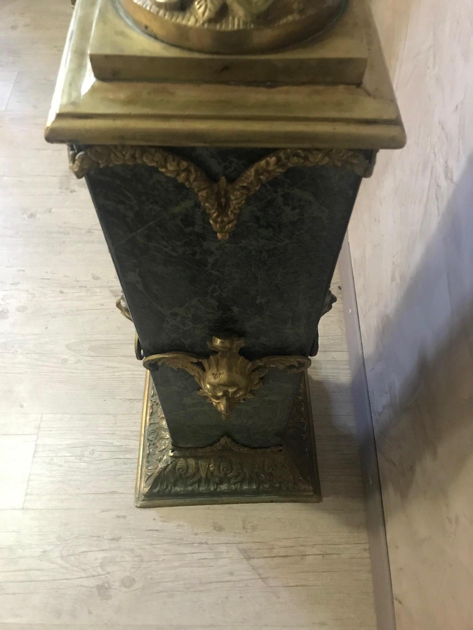 Paire de colonnes italiennes de style Empire en marbre vert et bronze doré 8
