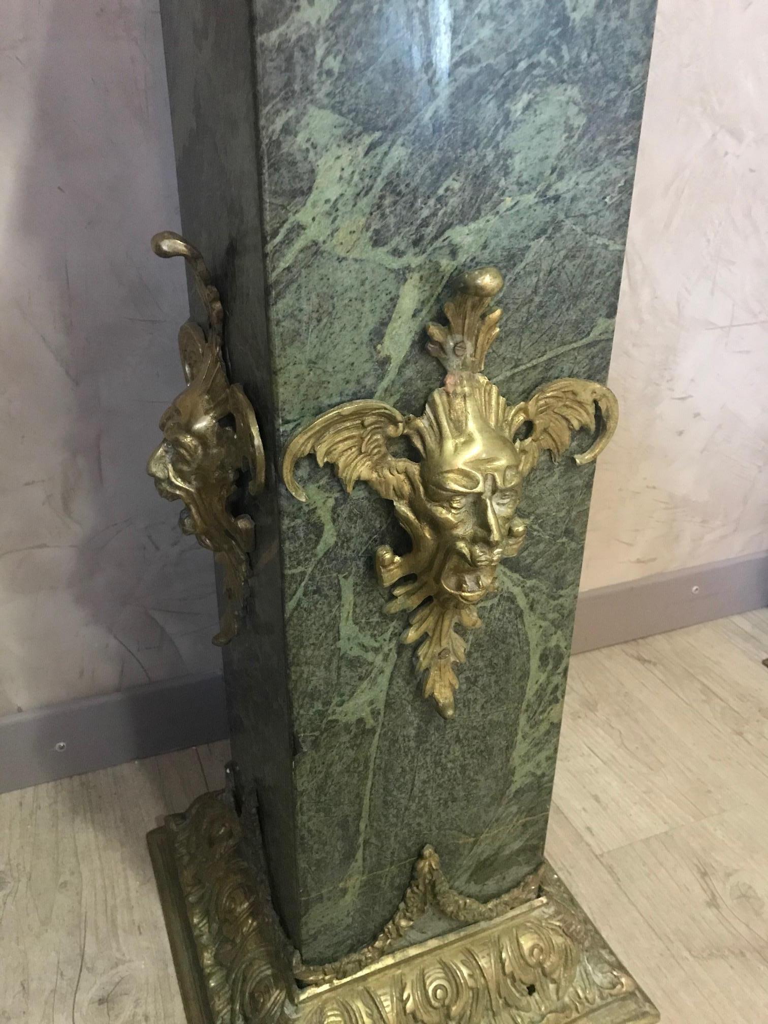 Empire Style Pair of Italian Green Marble and Gilted Bronze Columns In Good Condition For Sale In LEGNY, FR