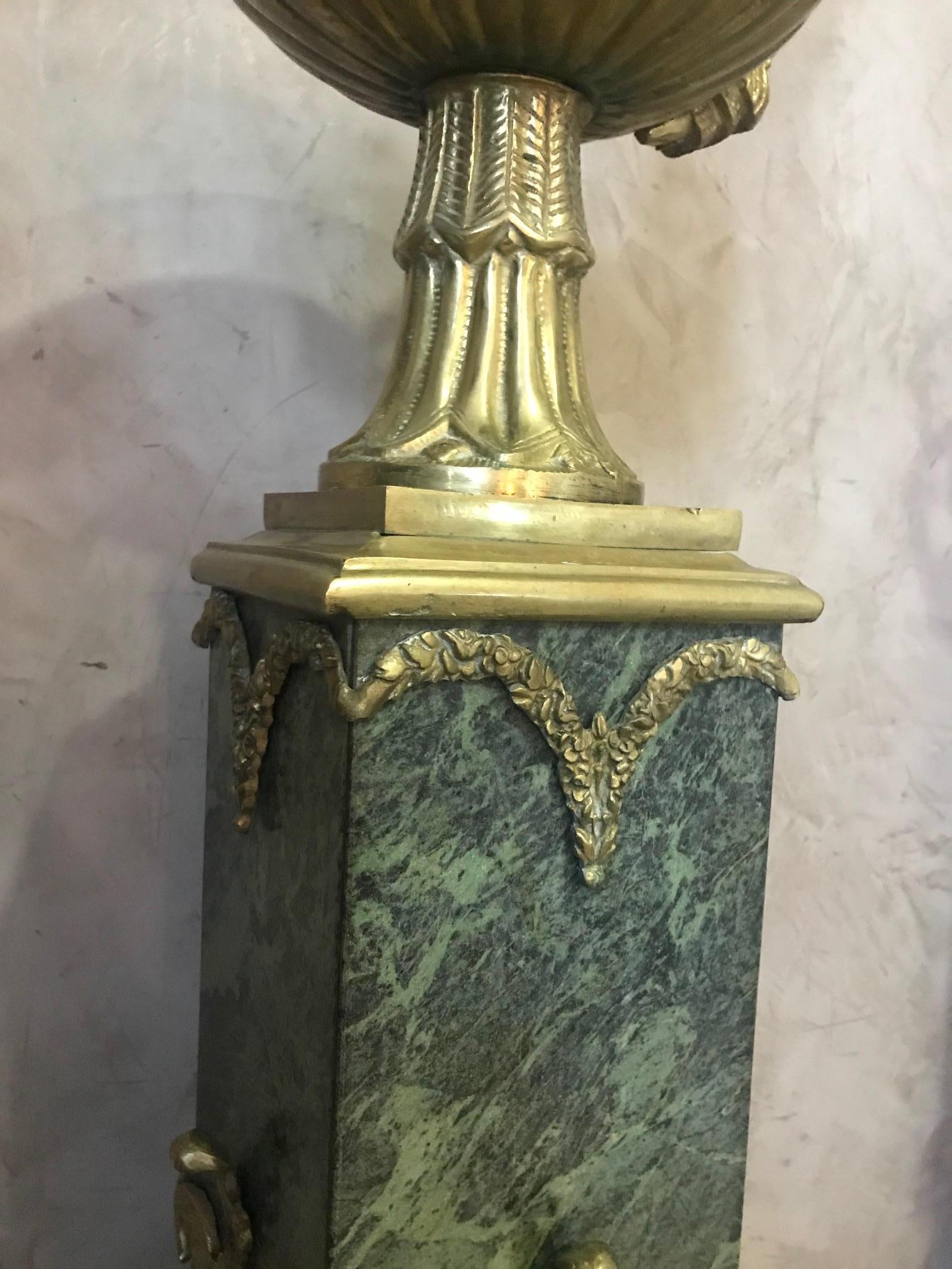 Fin du XIXe siècle Paire de colonnes italiennes de style Empire en marbre vert et bronze doré