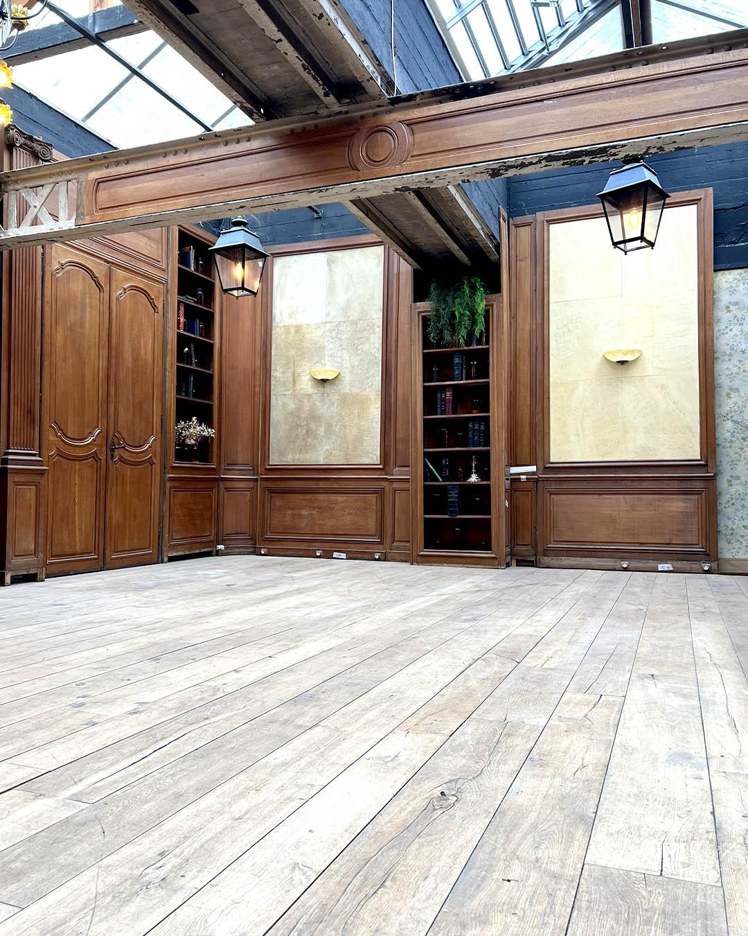 Empire Style Parisian Boiserie – 20 linear meters
A sublime set of antique Parisian boiserie, made of solid oak, in the Empire style, probably dating from the late 19th century. This rare architectural decoration is distinguished by its rich