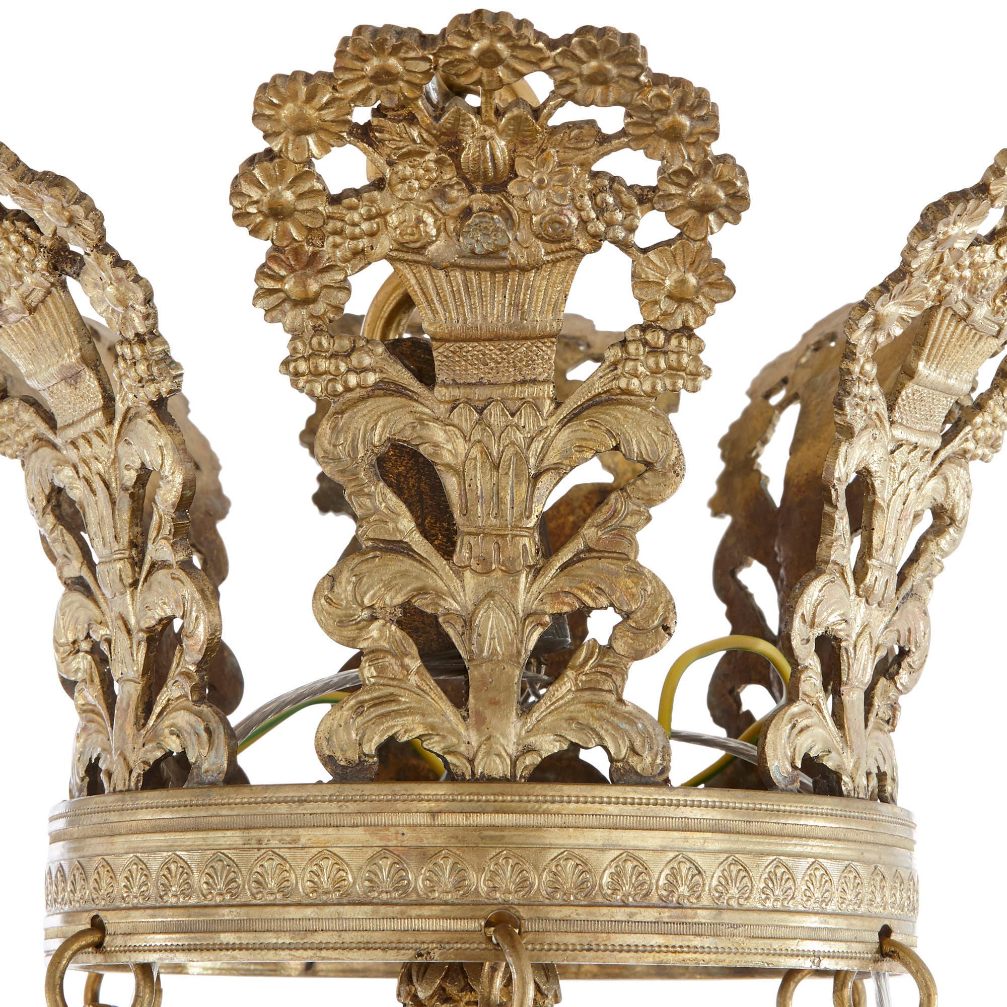 Patinierter und vergoldeter Sechs-Leuchten-Kronleuchter mit Schale, Bronze, Empire-Stil  (Vergoldet) im Angebot