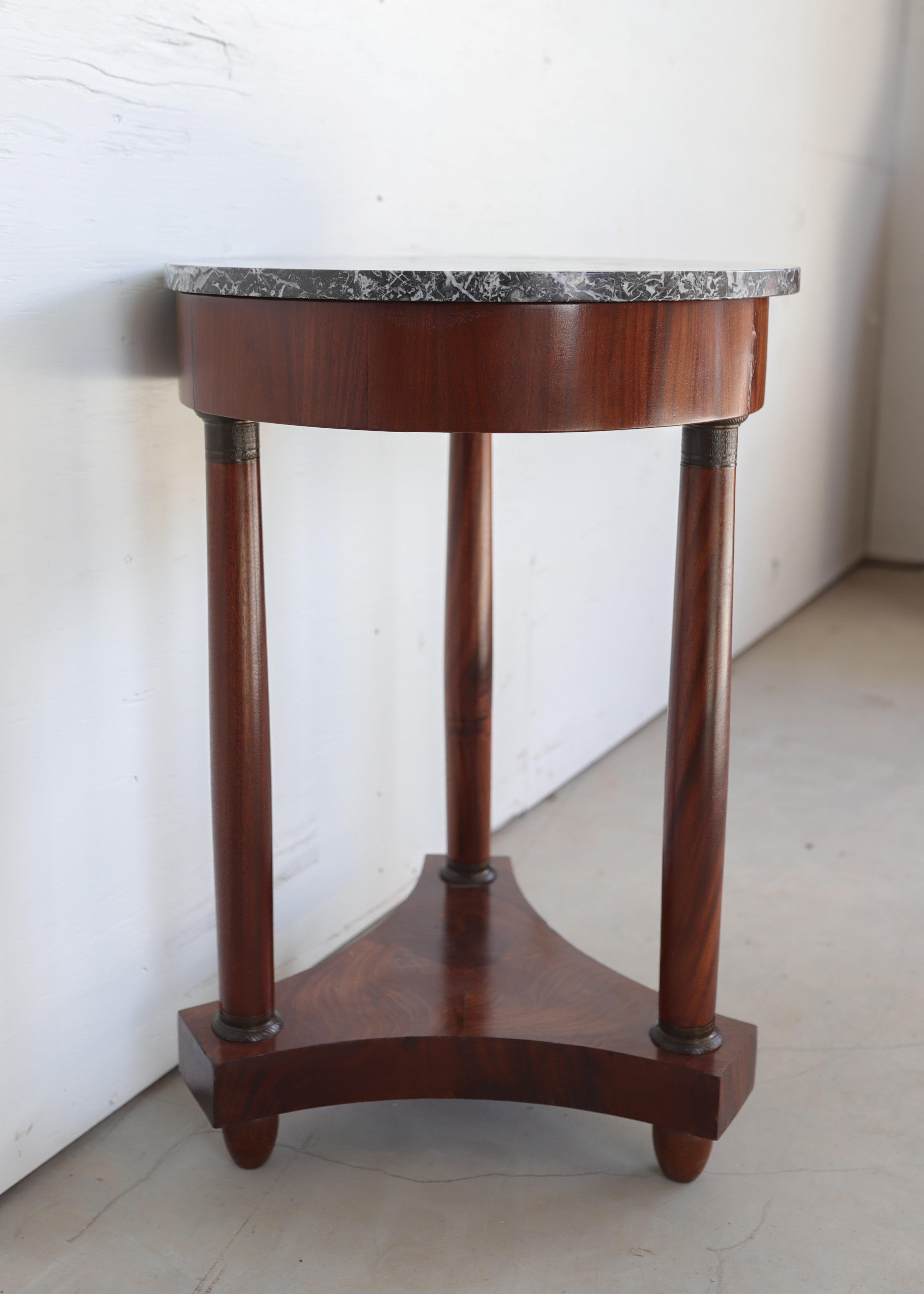 Français Guéridon de style Empire en placage de noyer avec plateau en marbre gris en vente