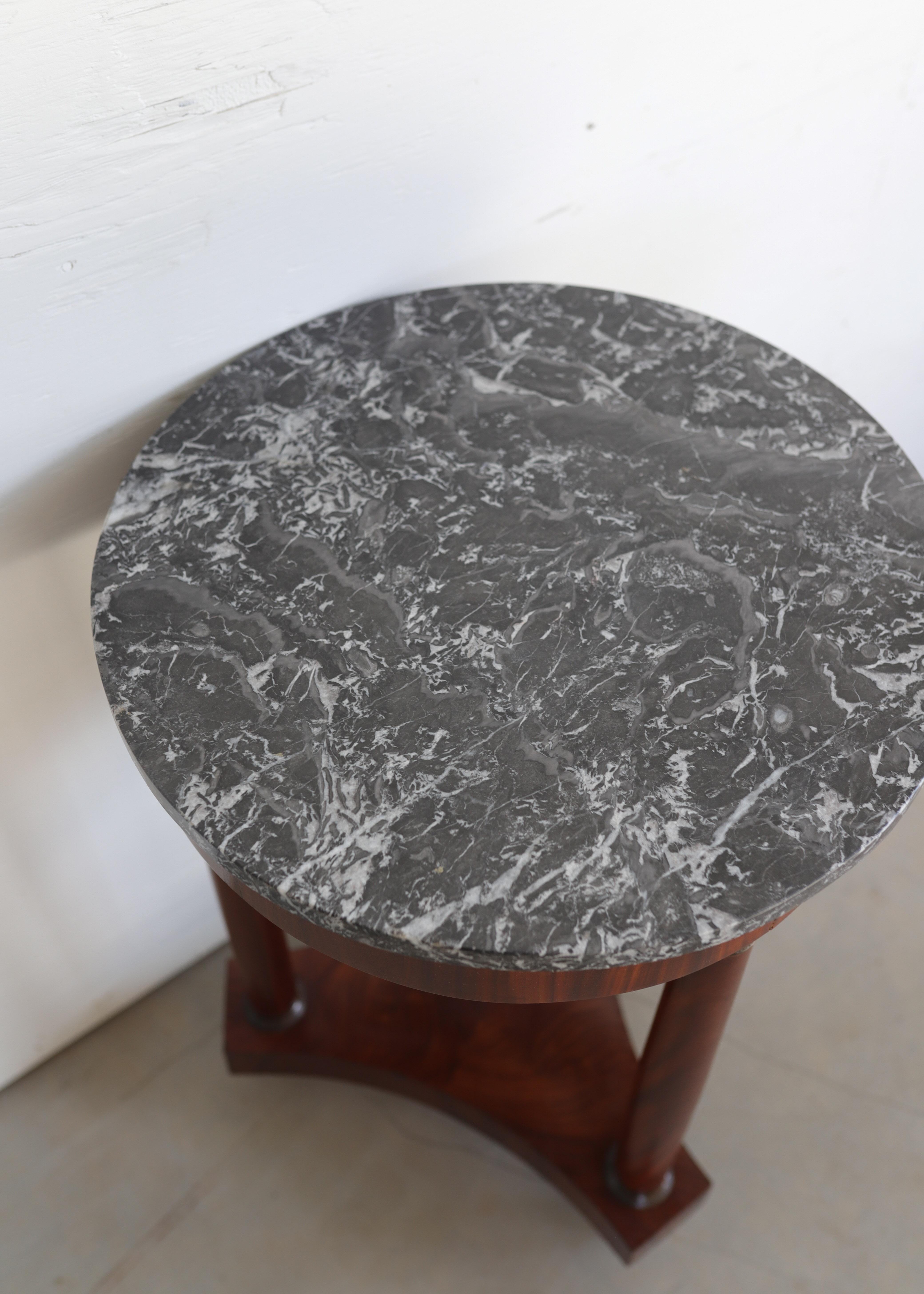 Guéridon de style Empire en placage de noyer avec plateau en marbre gris Bon état - En vente à Atlanta, GA