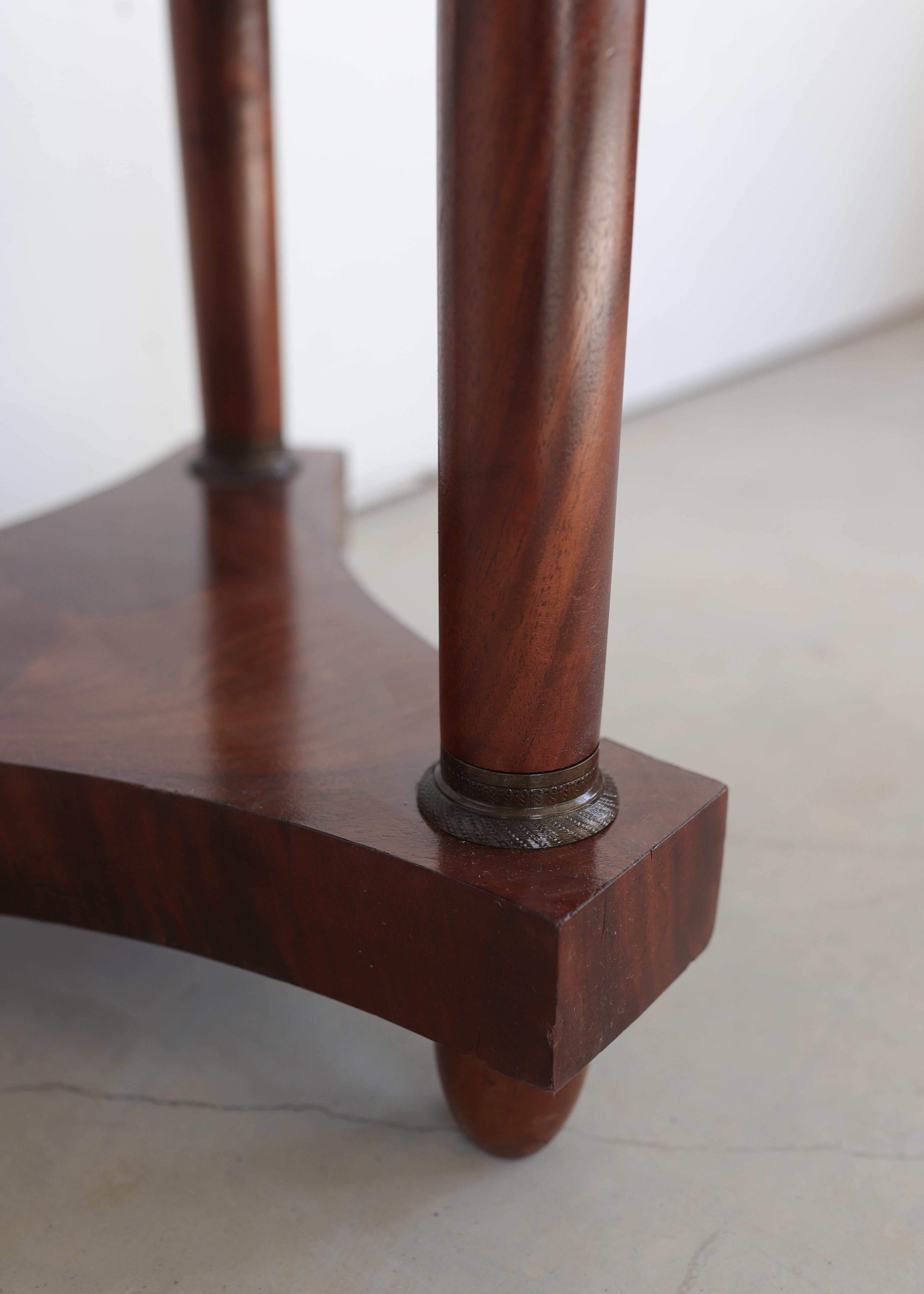 XIXe siècle Guéridon de style Empire en placage de noyer avec plateau en marbre gris en vente