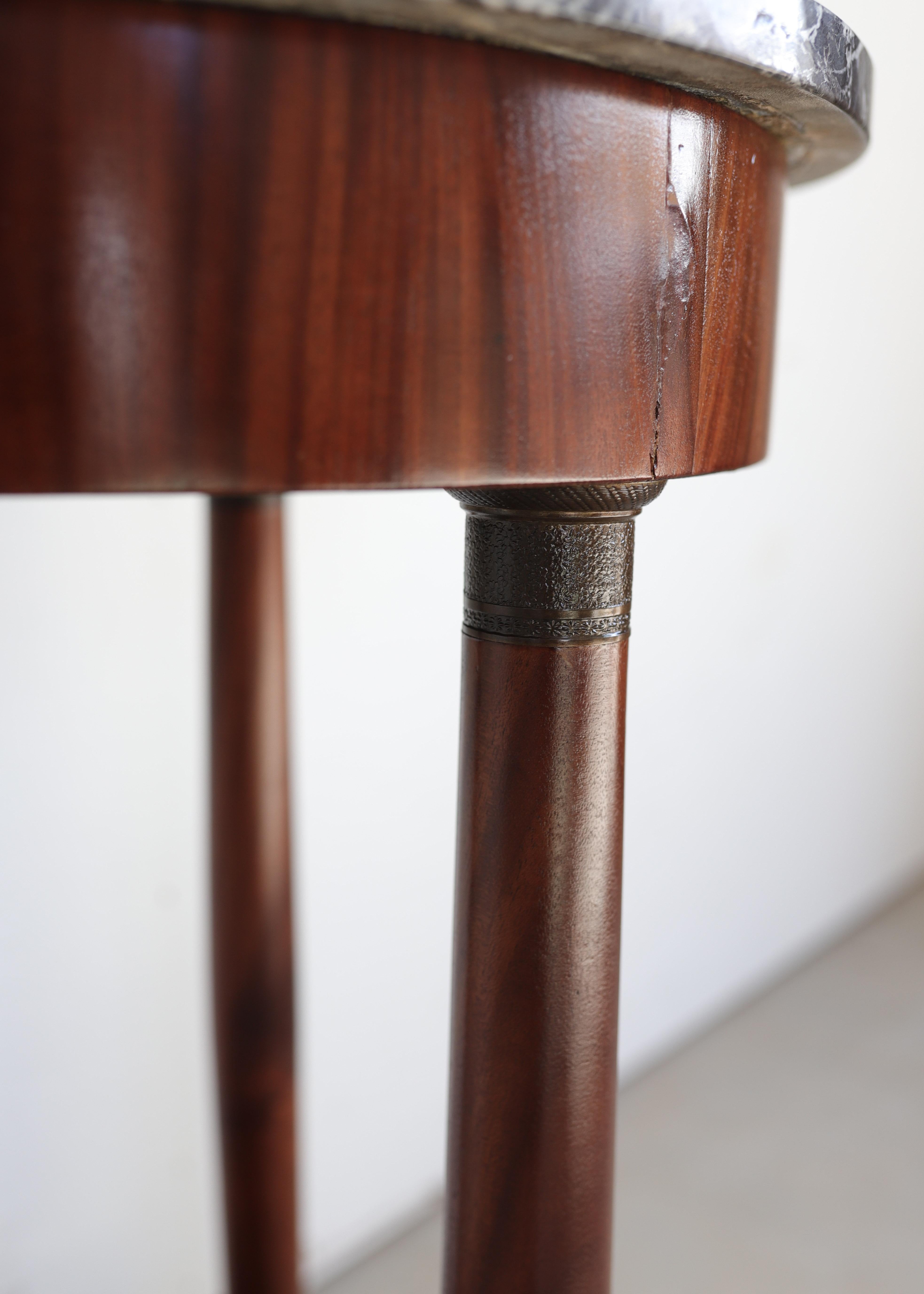 Marbre Guéridon de style Empire en placage de noyer avec plateau en marbre gris en vente