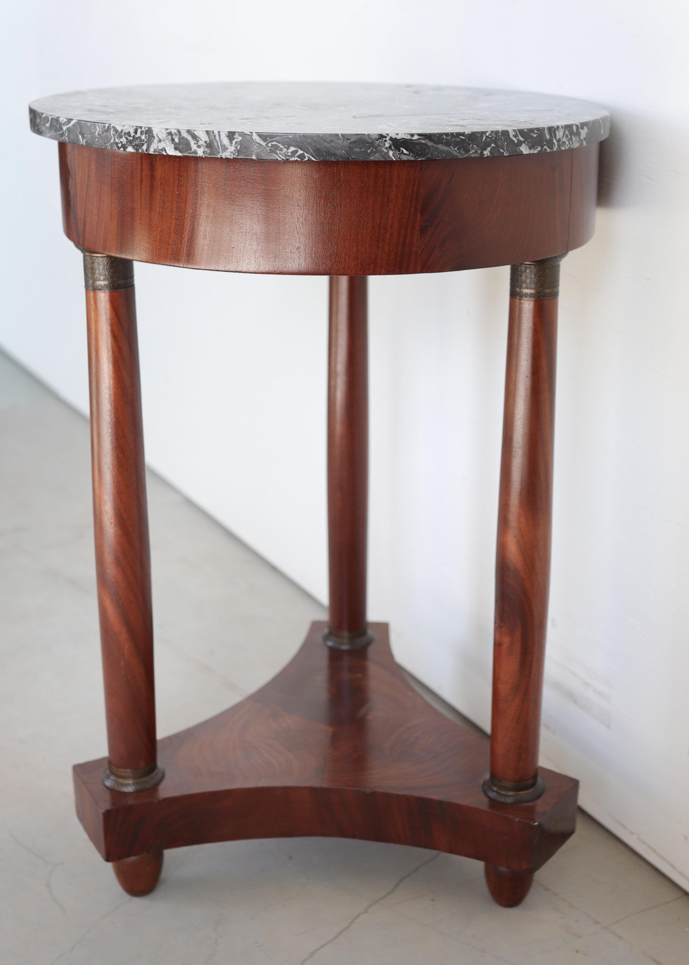 Guéridon de style Empire en placage de noyer avec plateau en marbre gris en vente 1