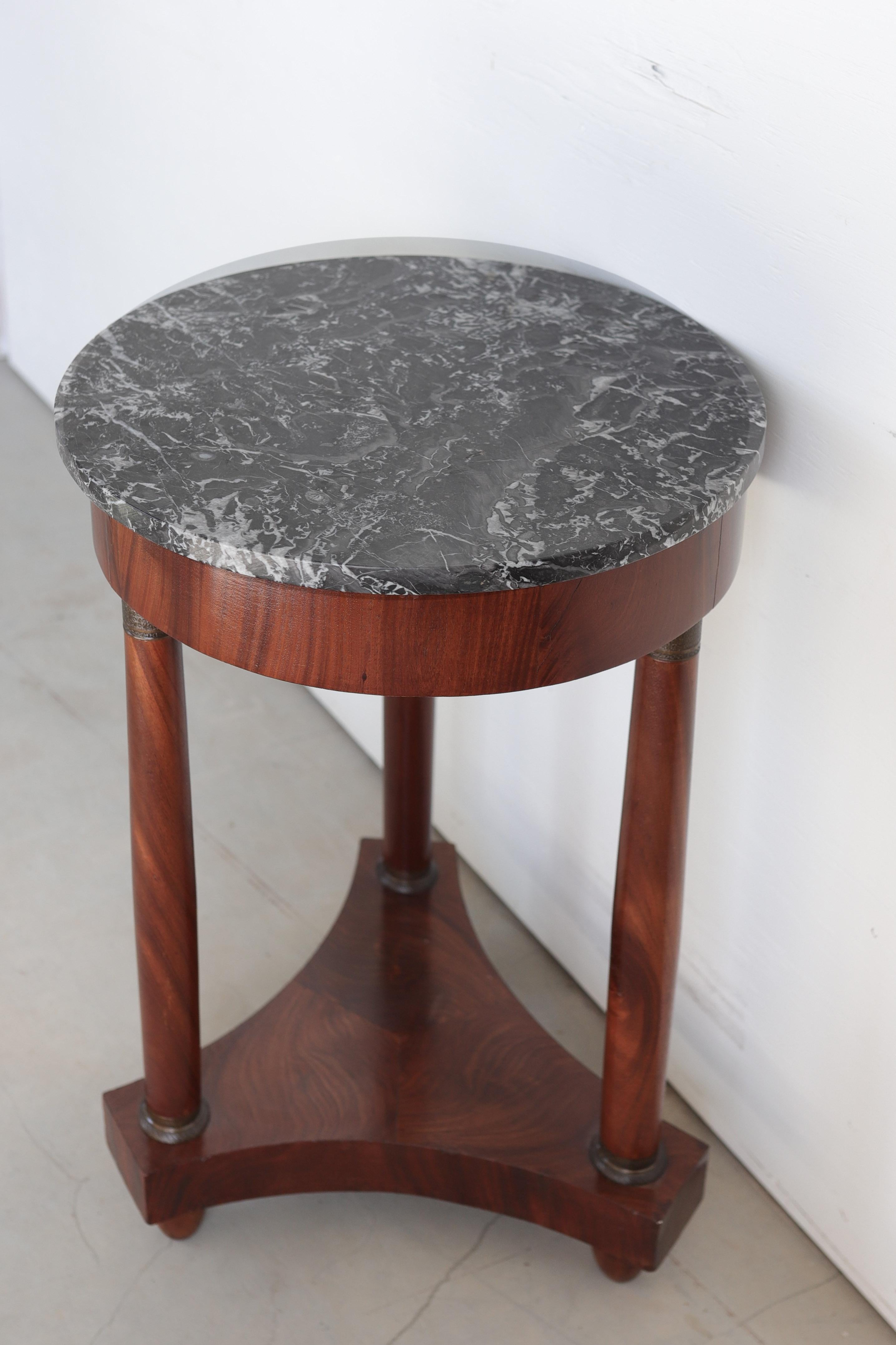 Guéridon de style Empire en placage de noyer avec plateau en marbre gris en vente 2