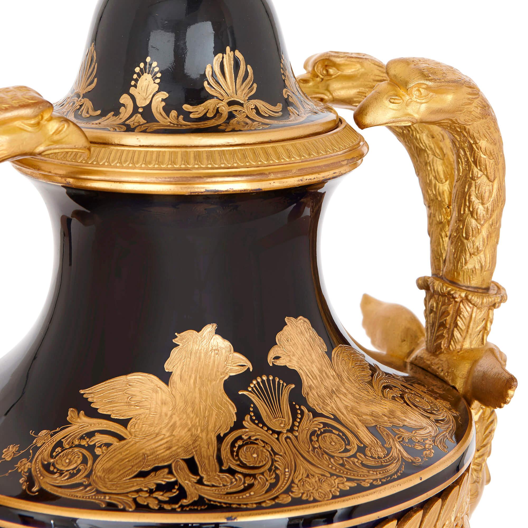 Néoclassique Vase Napoléon de style Empire en porcelaine et bronze doré en vente