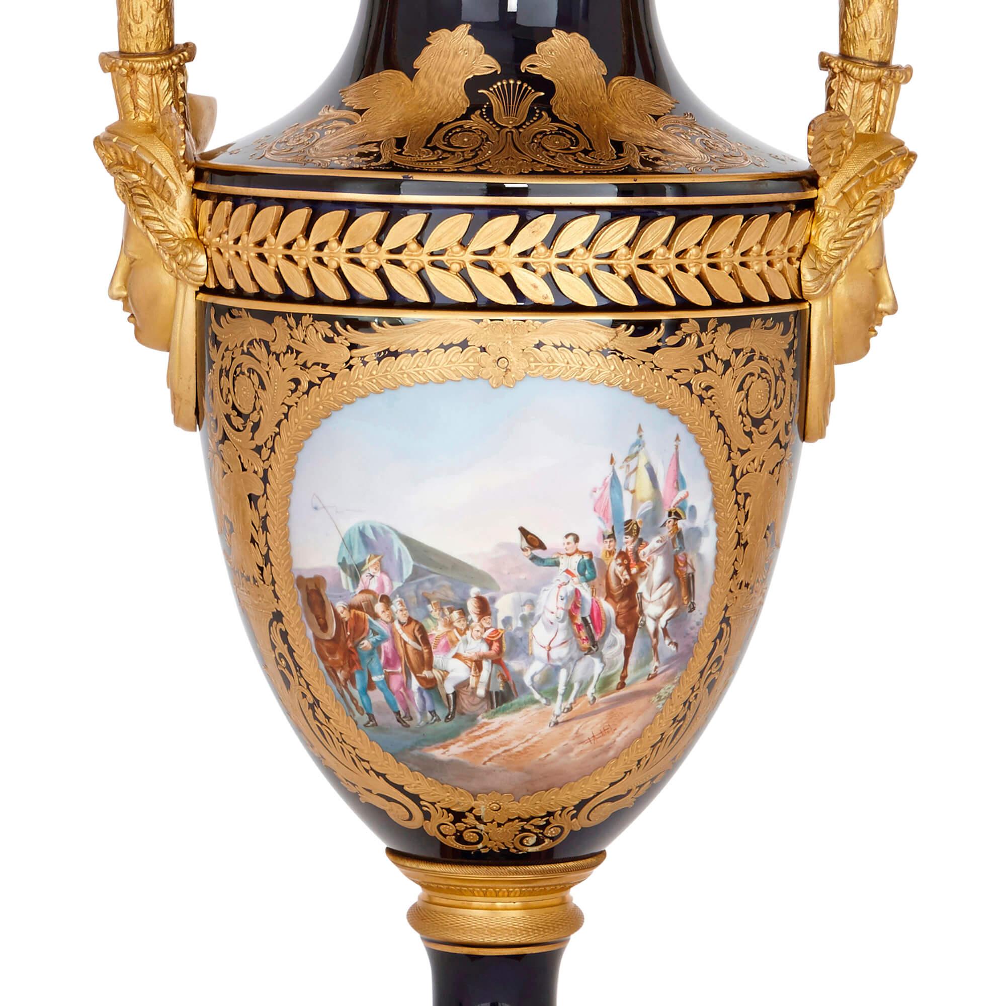 Peint Vase Napoléon de style Empire en porcelaine et bronze doré en vente