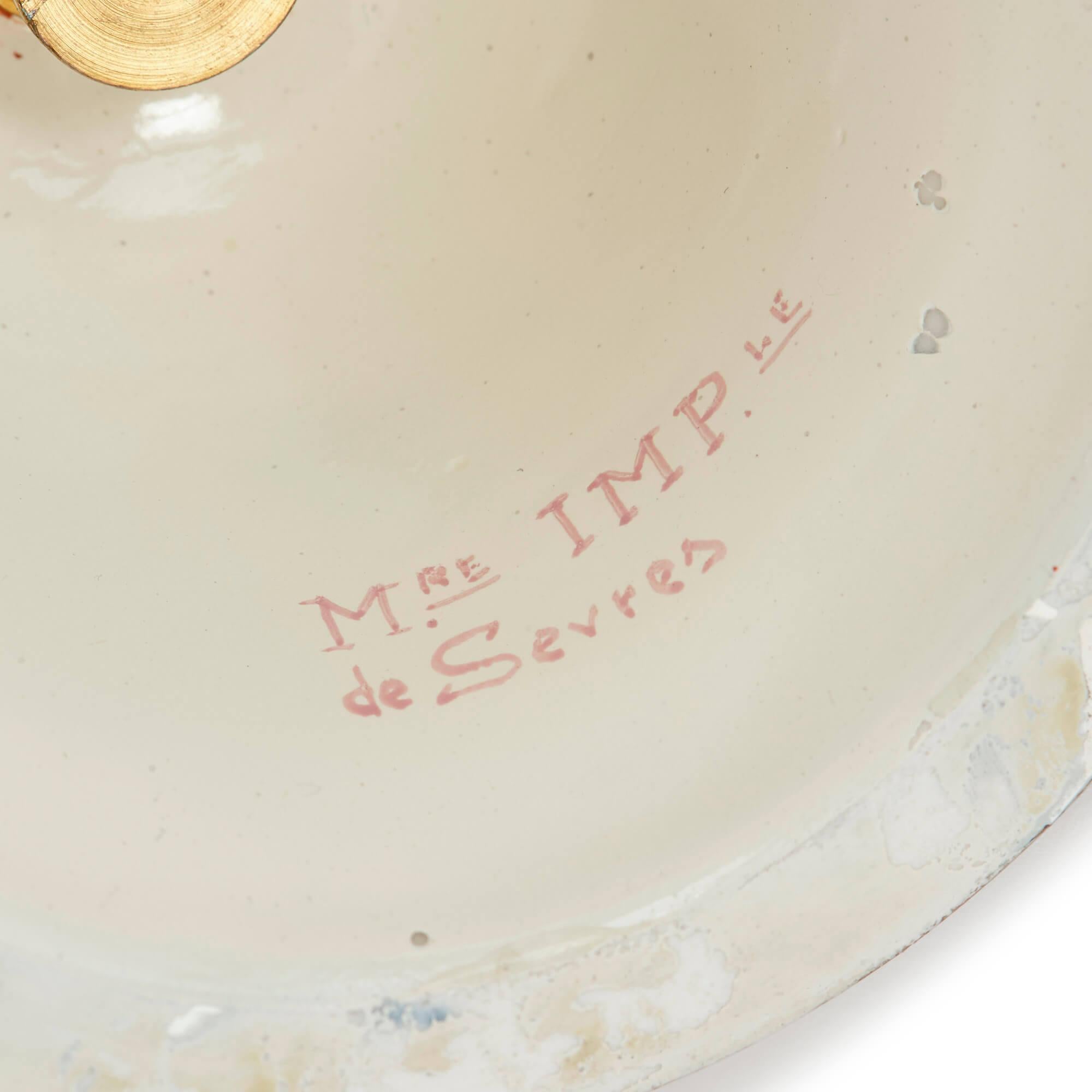 XIXe siècle Vase Napoléon de style Empire en porcelaine et bronze doré en vente