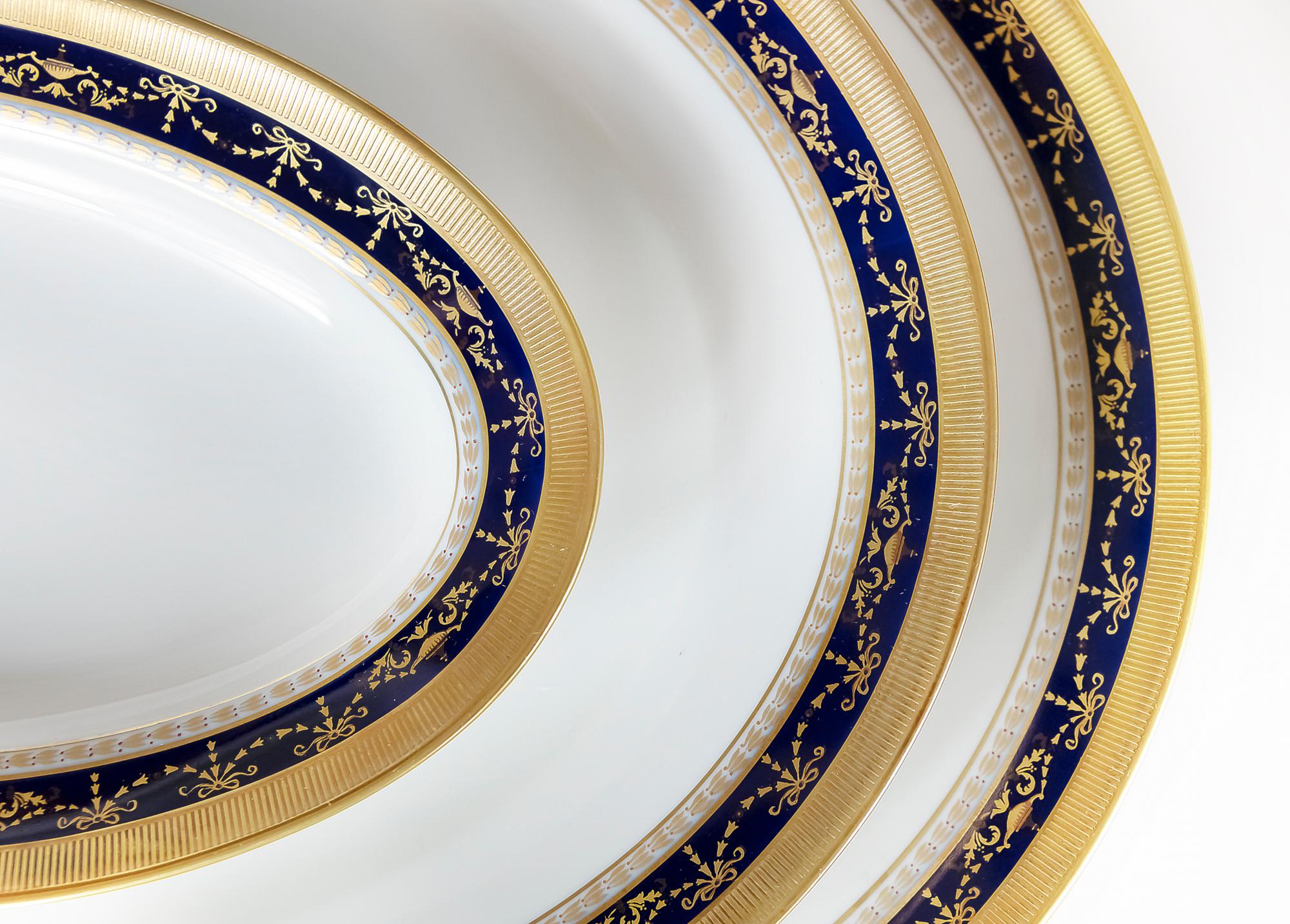 italien Ensemble de table en porcelaine de style Empire pour 12 personnes par Richard Ginori en vente