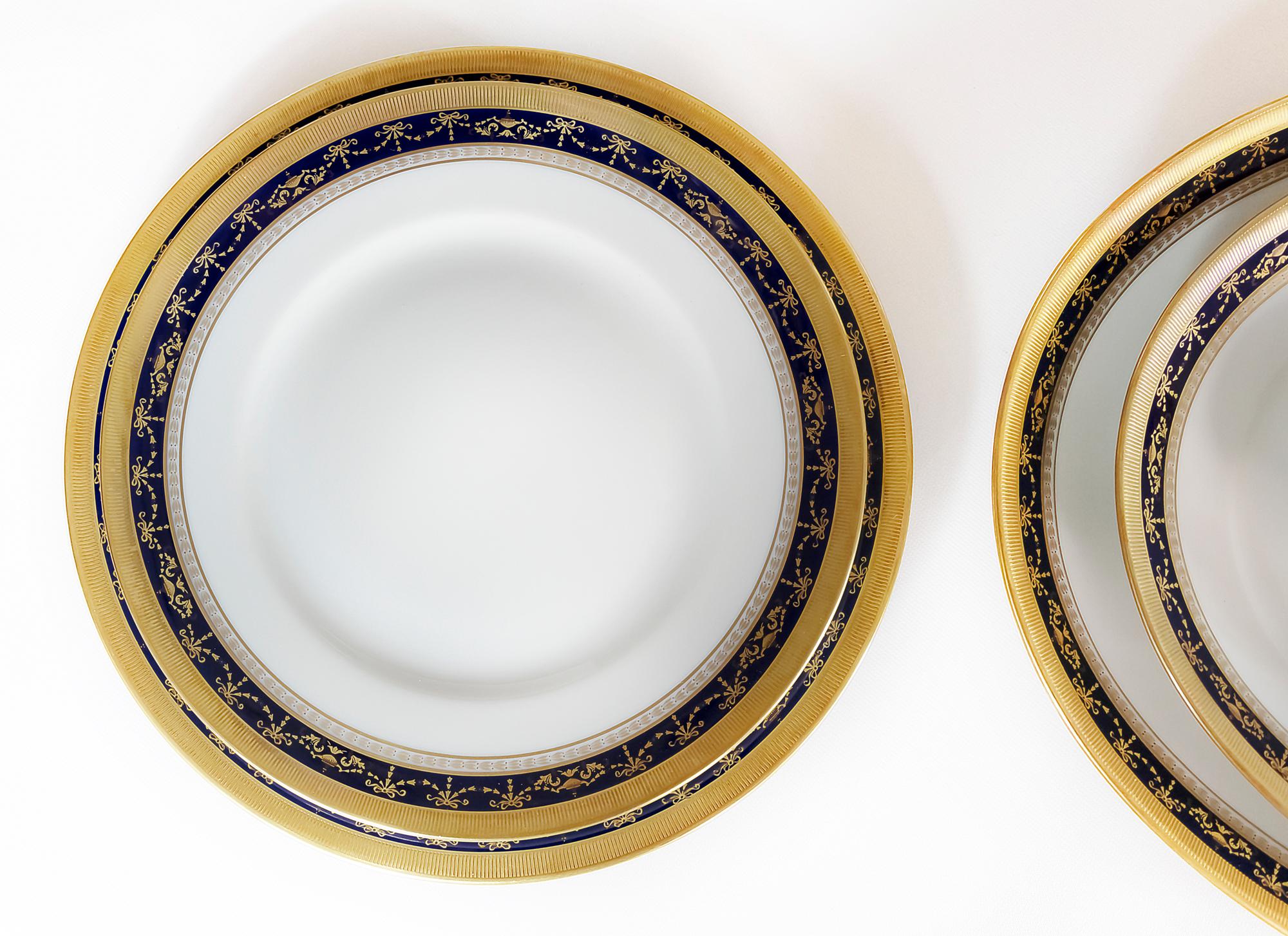 Empire Style Porcelain Dinner Set for 12 Persons by Richard Ginori In Good Condition For Sale In Vilnius, LT