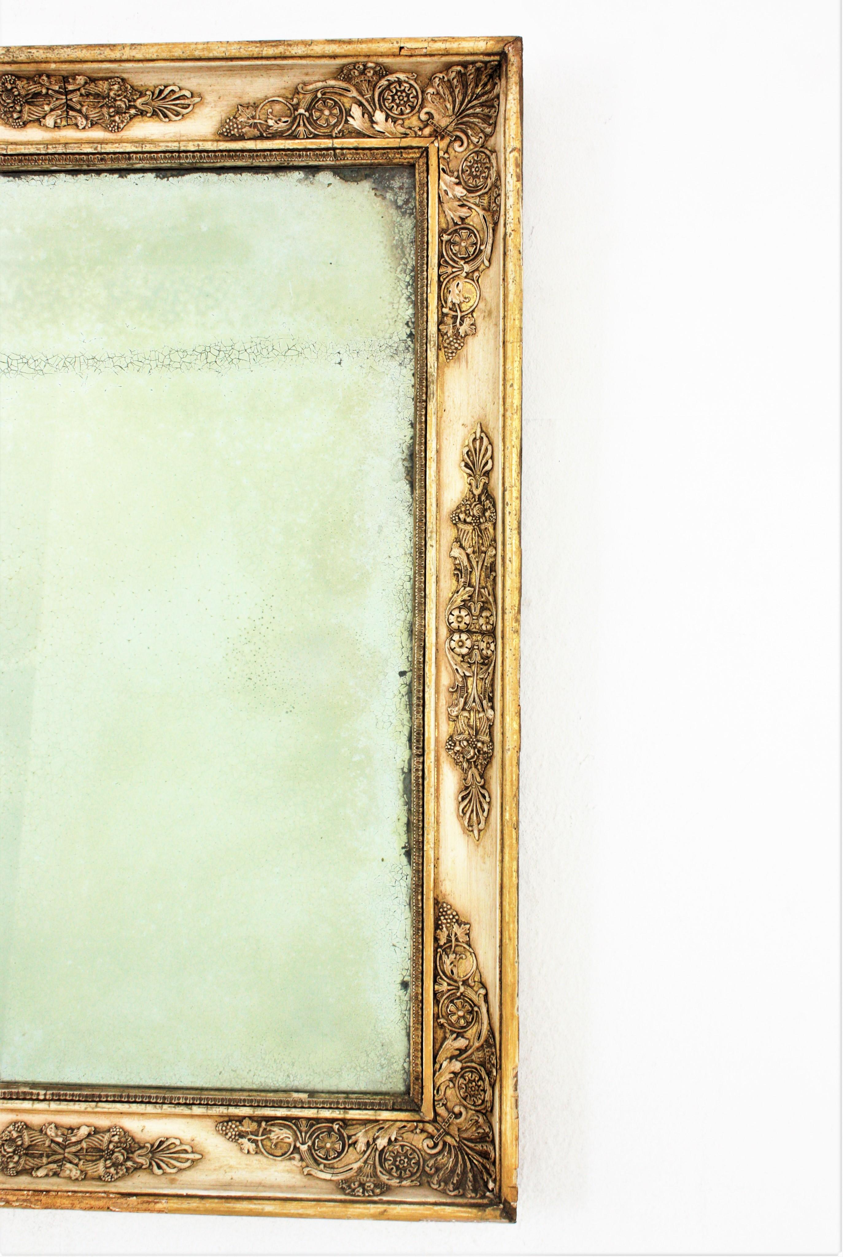 Gesso Miroir rectangulaire de style Empire en bois beige et doré en vente