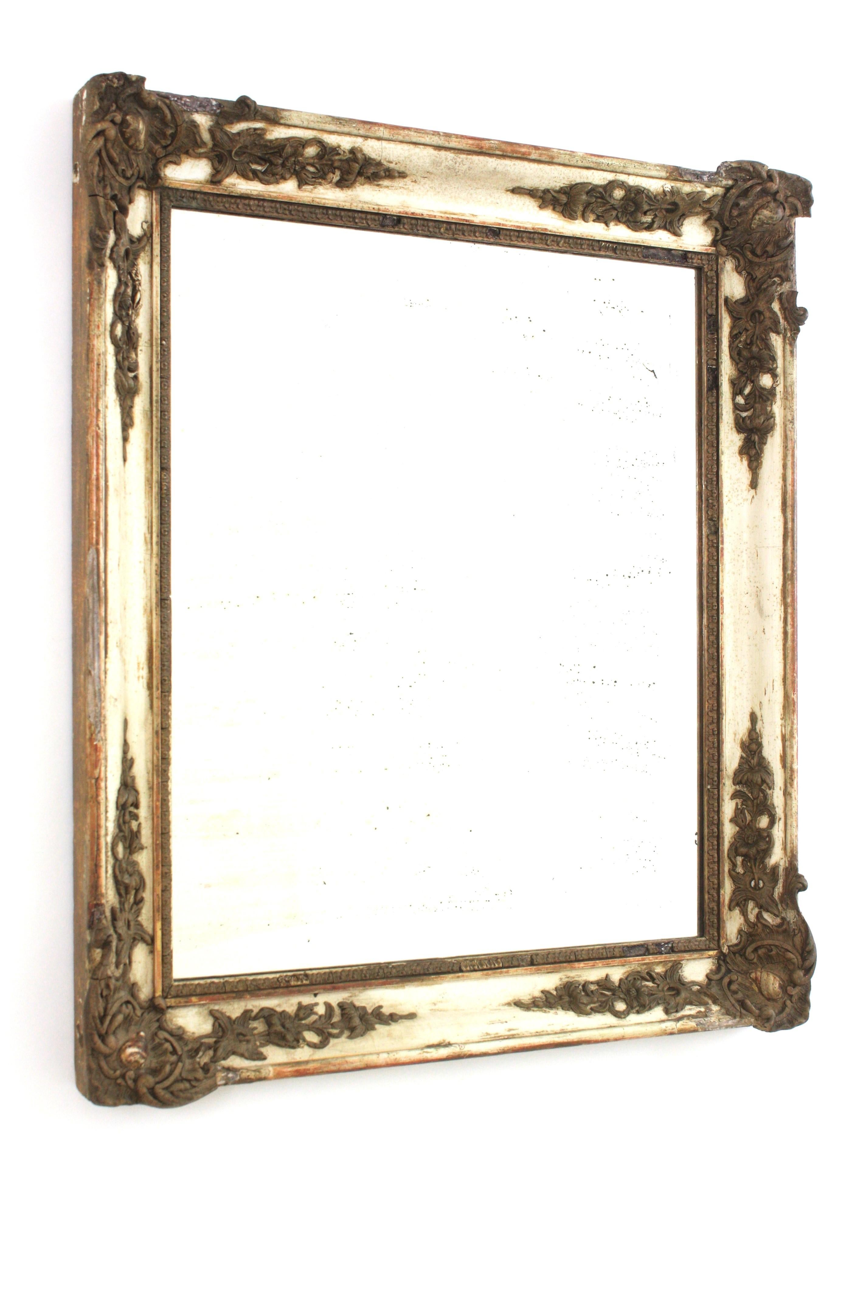 Français Miroir mural rectangulaire de style Empire avec cadre beige et doré en vente