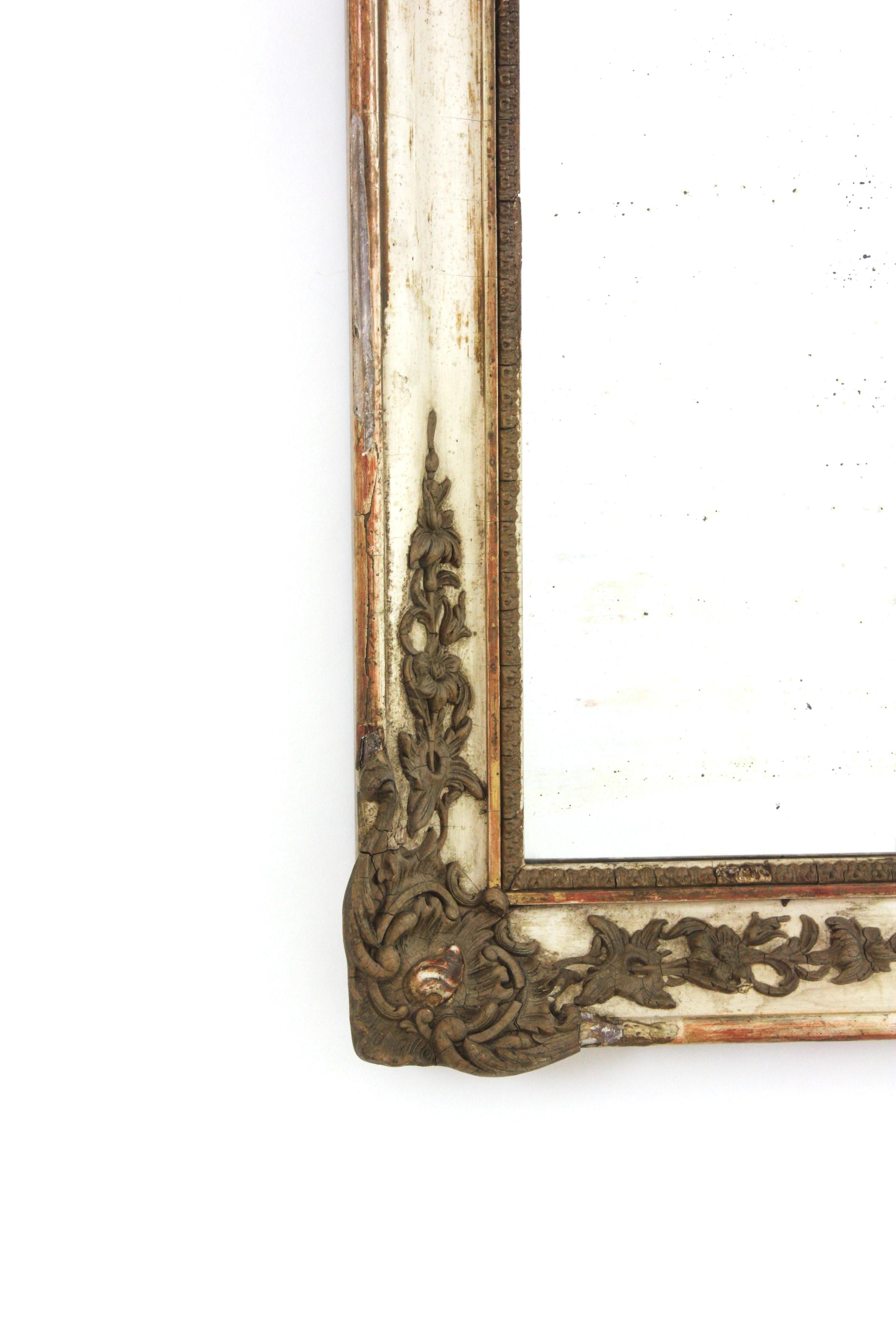 20ième siècle Miroir mural rectangulaire de style Empire avec cadre beige et doré en vente
