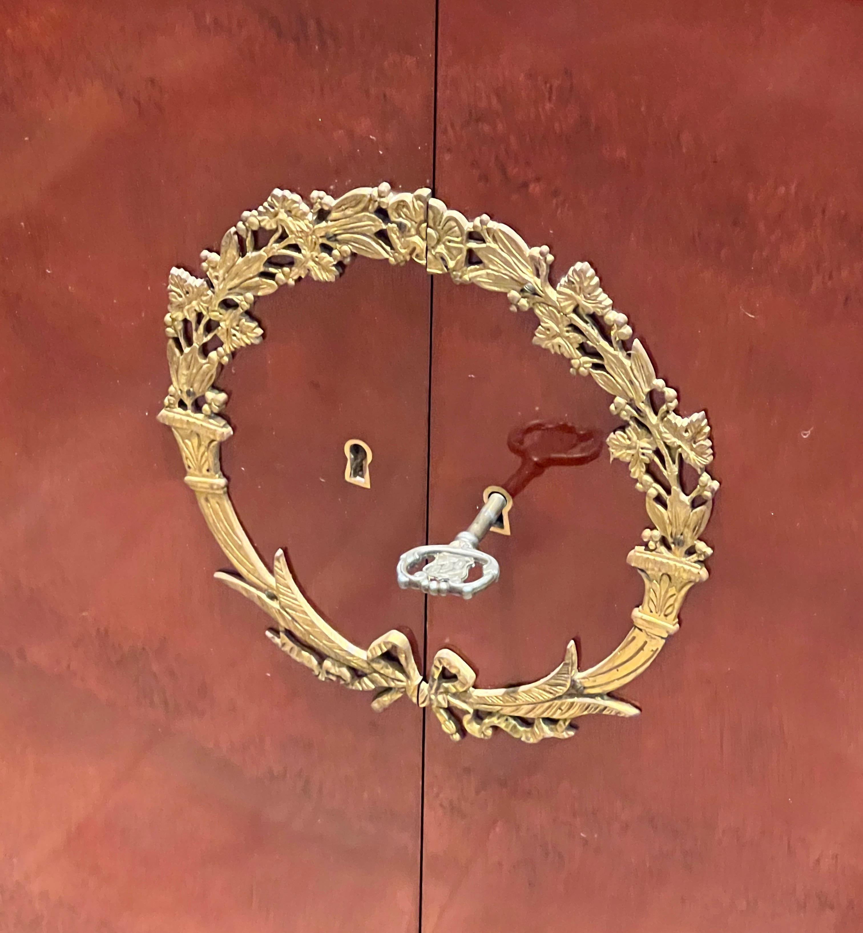 Scrivania in stile impero in mogano fiammato in stile Aldo Tura in vendita 4