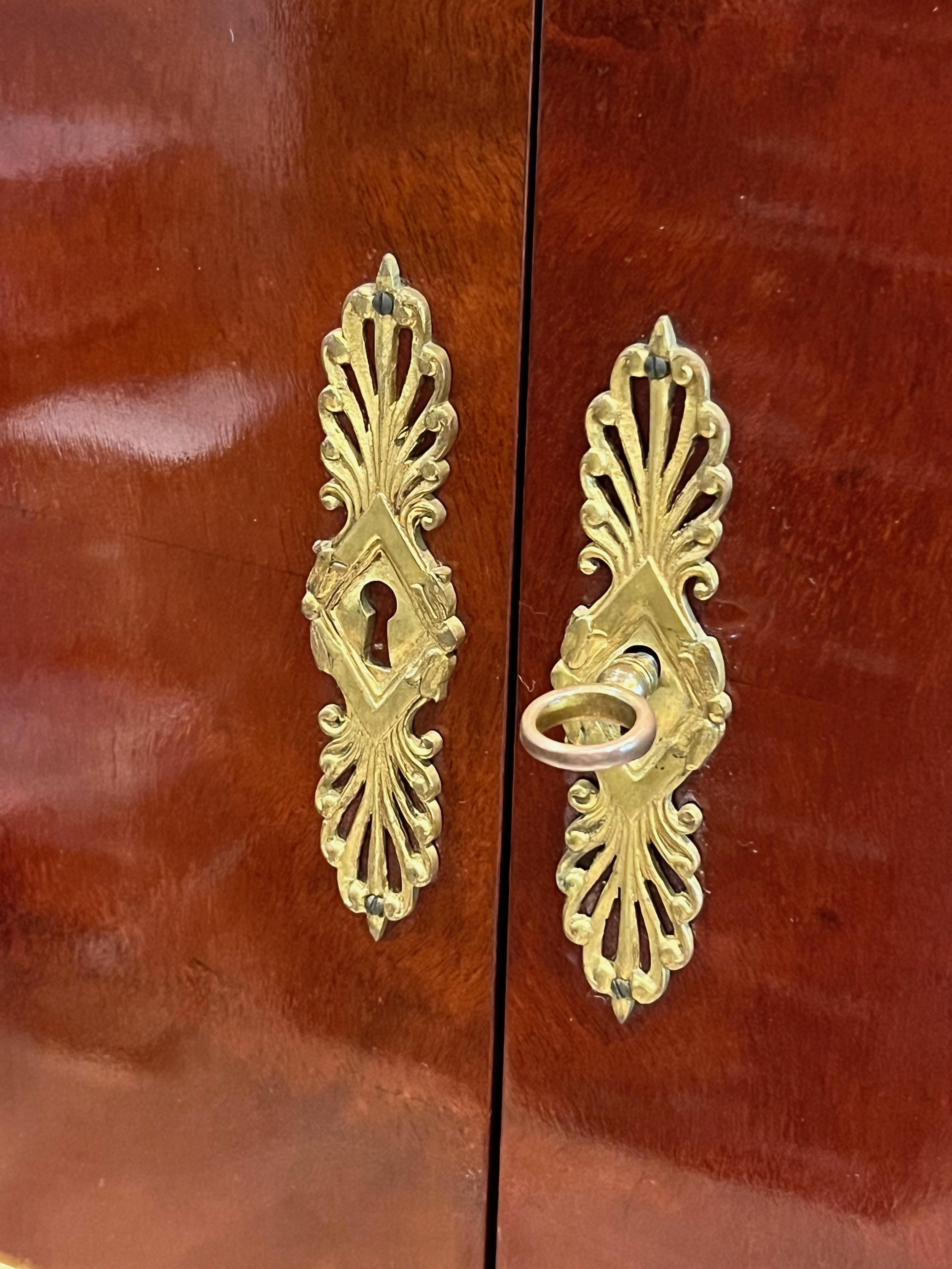 Scrivania in stile impero in mogano fiammato in stile Aldo Tura in vendita 9