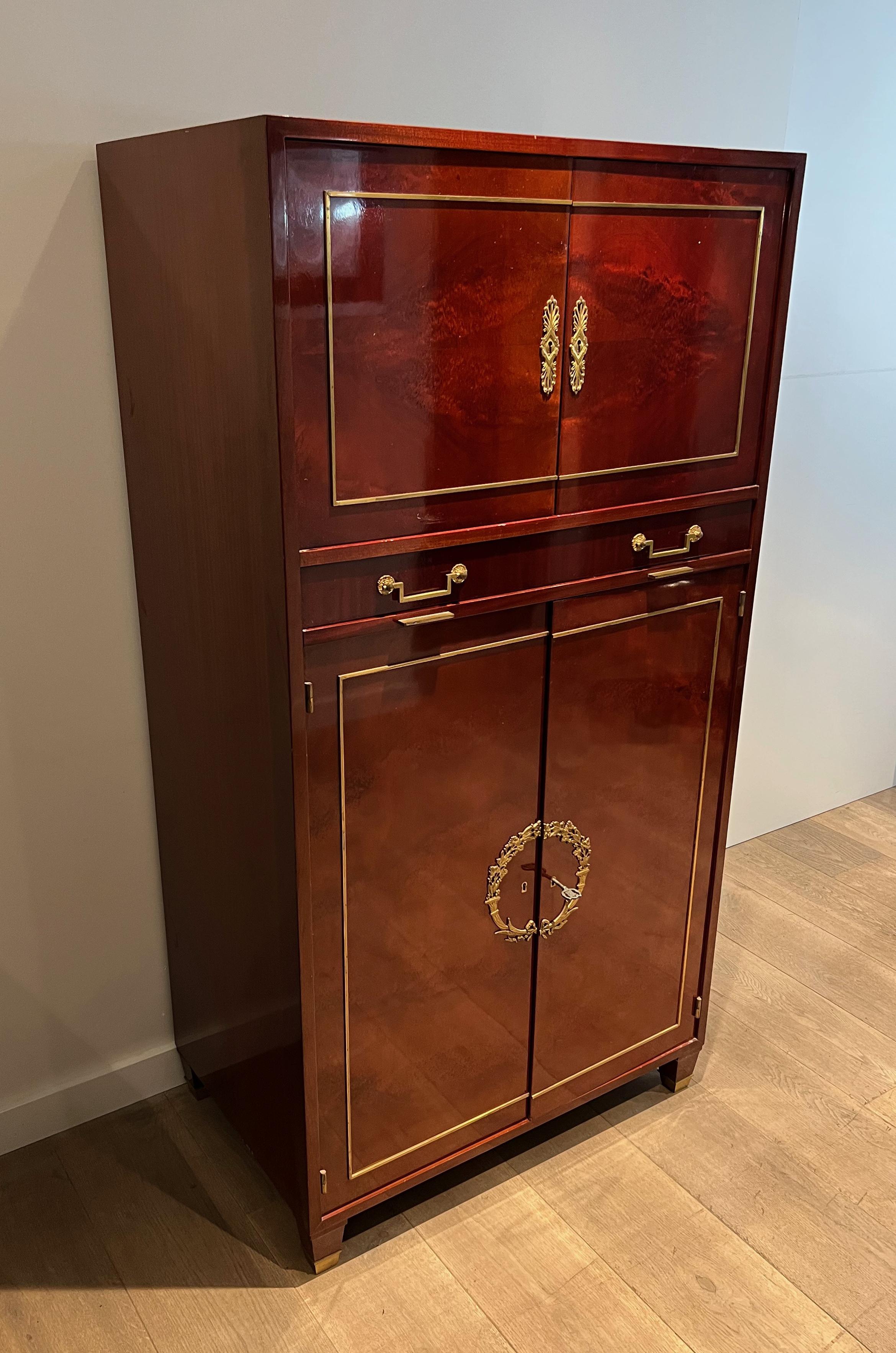 Scrivania in stile impero in mogano fiammato e serrature in bronzo. Si tratta di un'opera italiana nello stile di Aldo Tura. Circa 1970