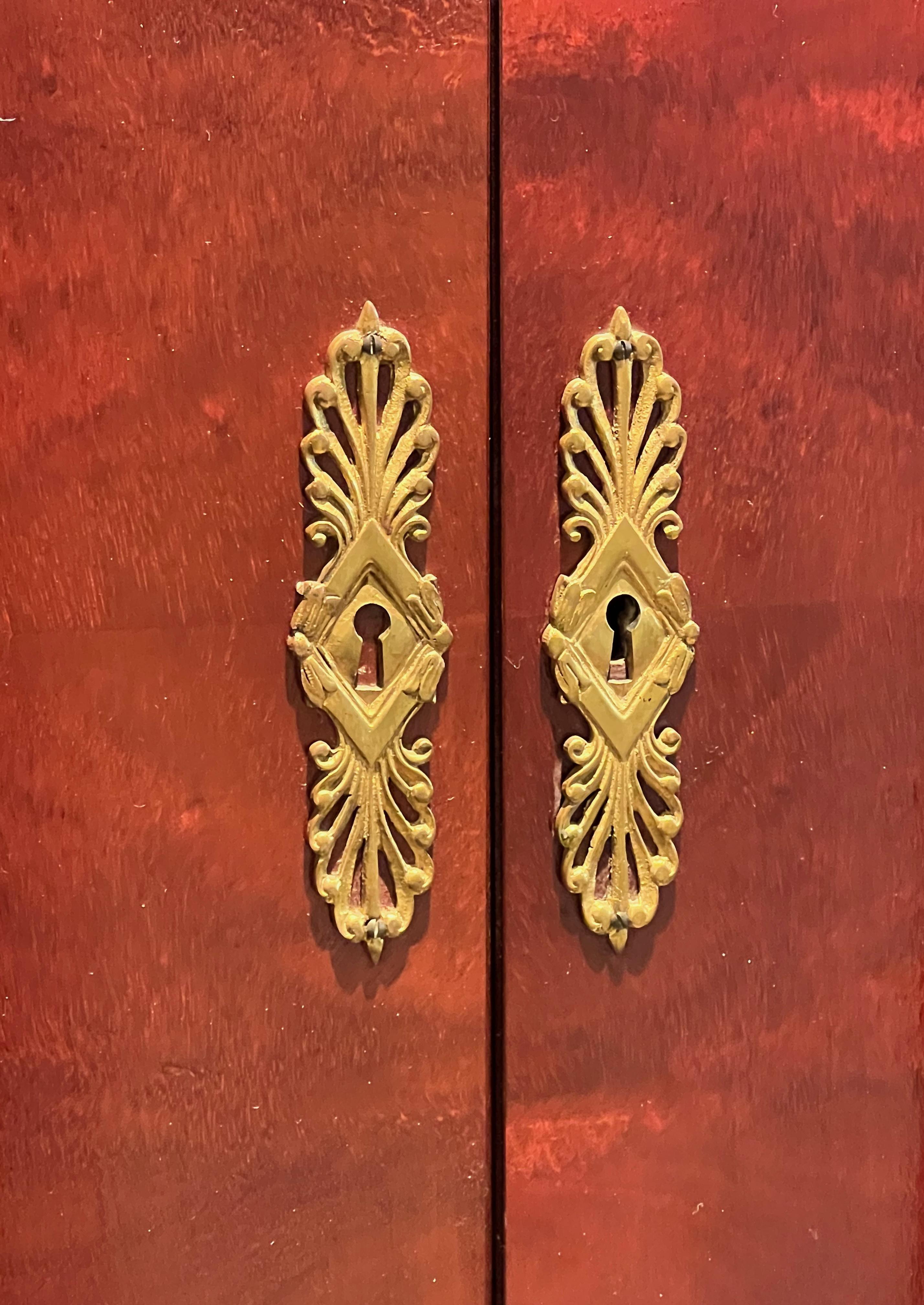 Scrivania in stile impero in mogano fiammato in stile Aldo Tura in vendita 2