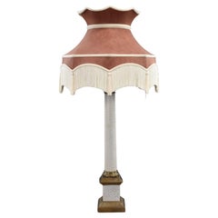 Einzelne Lampe im Empire-Stil mit Lampenschirm