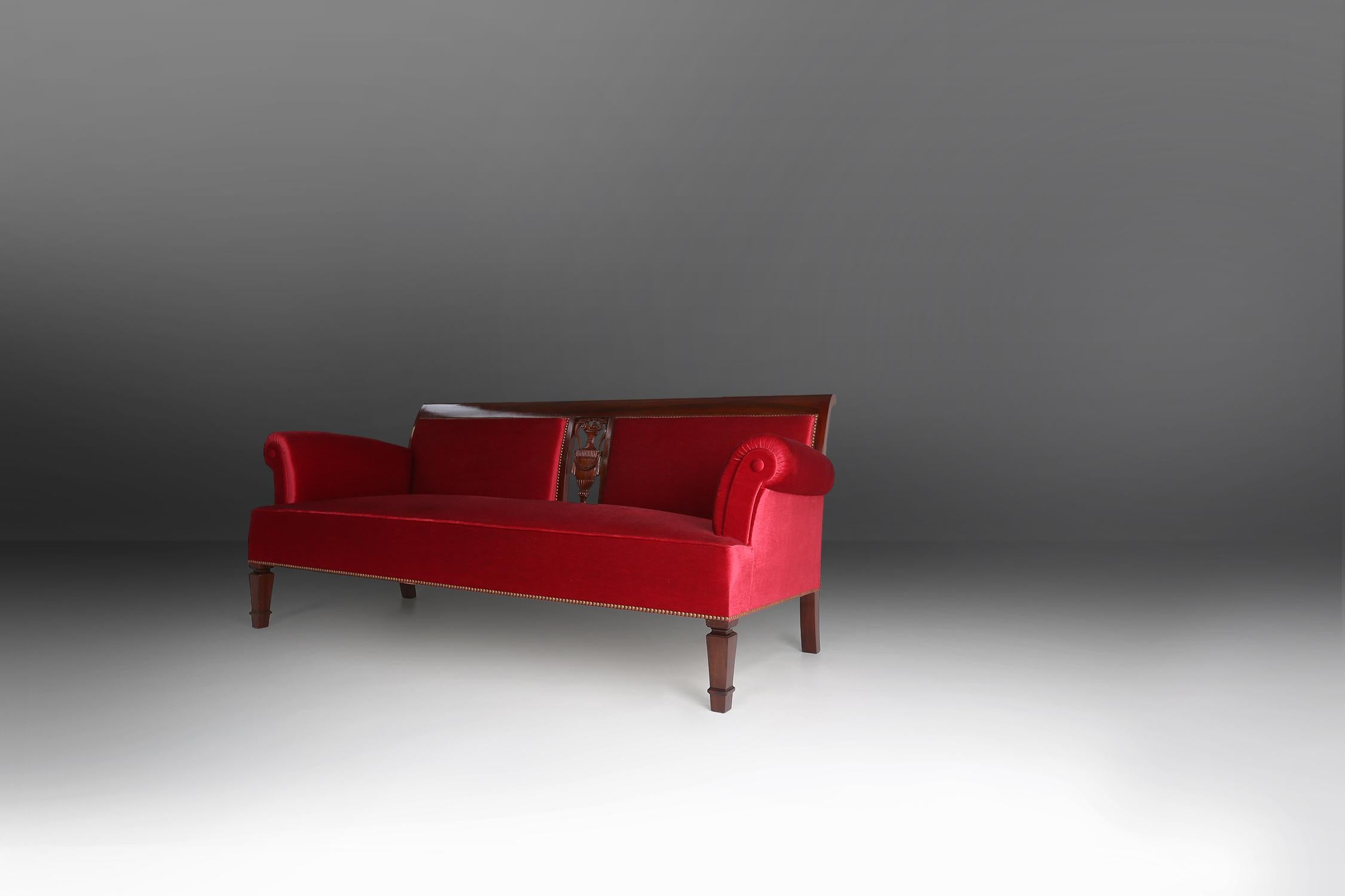 Sofa im Empire-Stil aus hochwertigem Holz und rotem Stoff. In einem sehr guten Zustand. mit einigen schönen Details in der Mitte der Bank.
 