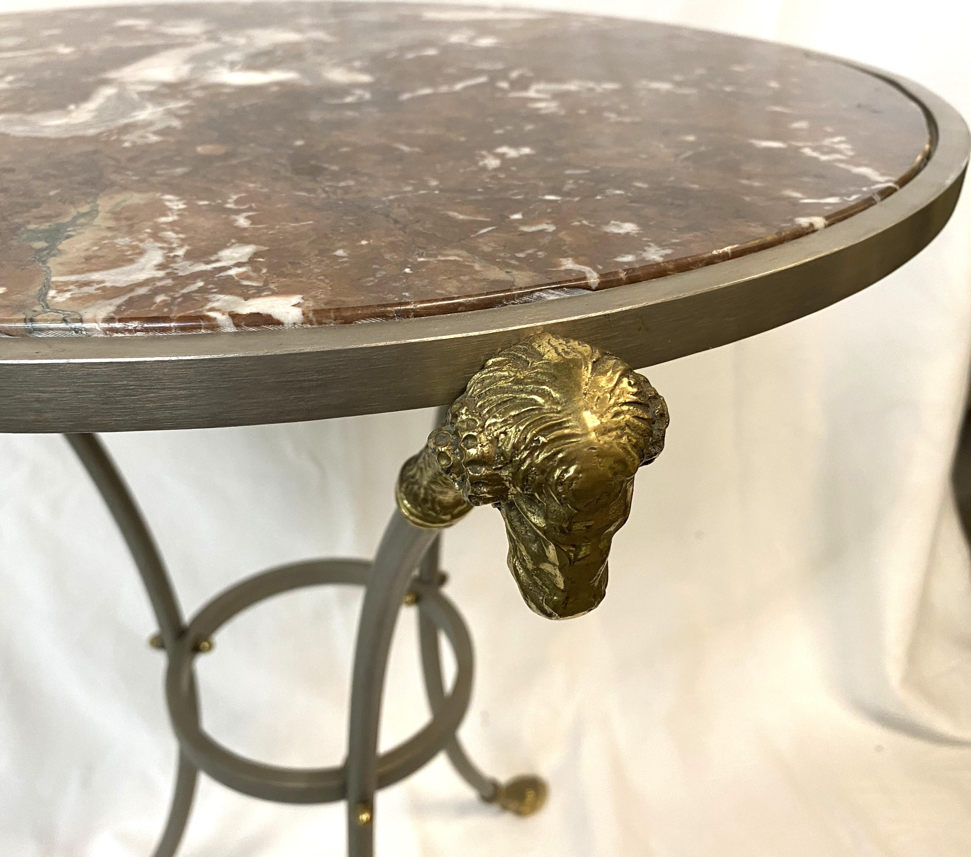 Stile impero Gueridon in stile impero in acciaio e ottone con piano in marmo rosso e piedi a zoccolo in vendita