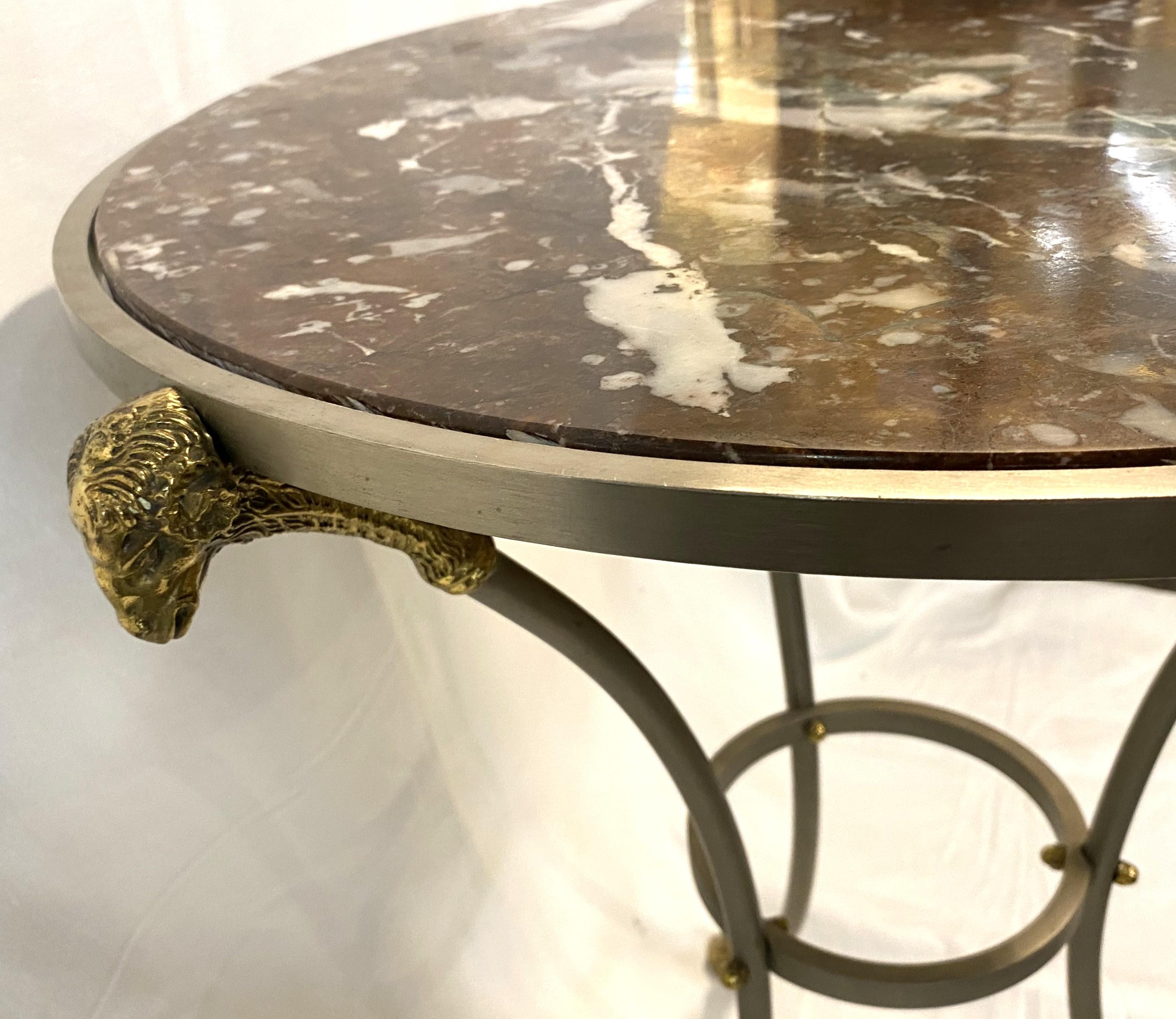 Francese Gueridon in stile impero in acciaio e ottone con piano in marmo rosso e piedi a zoccolo in vendita