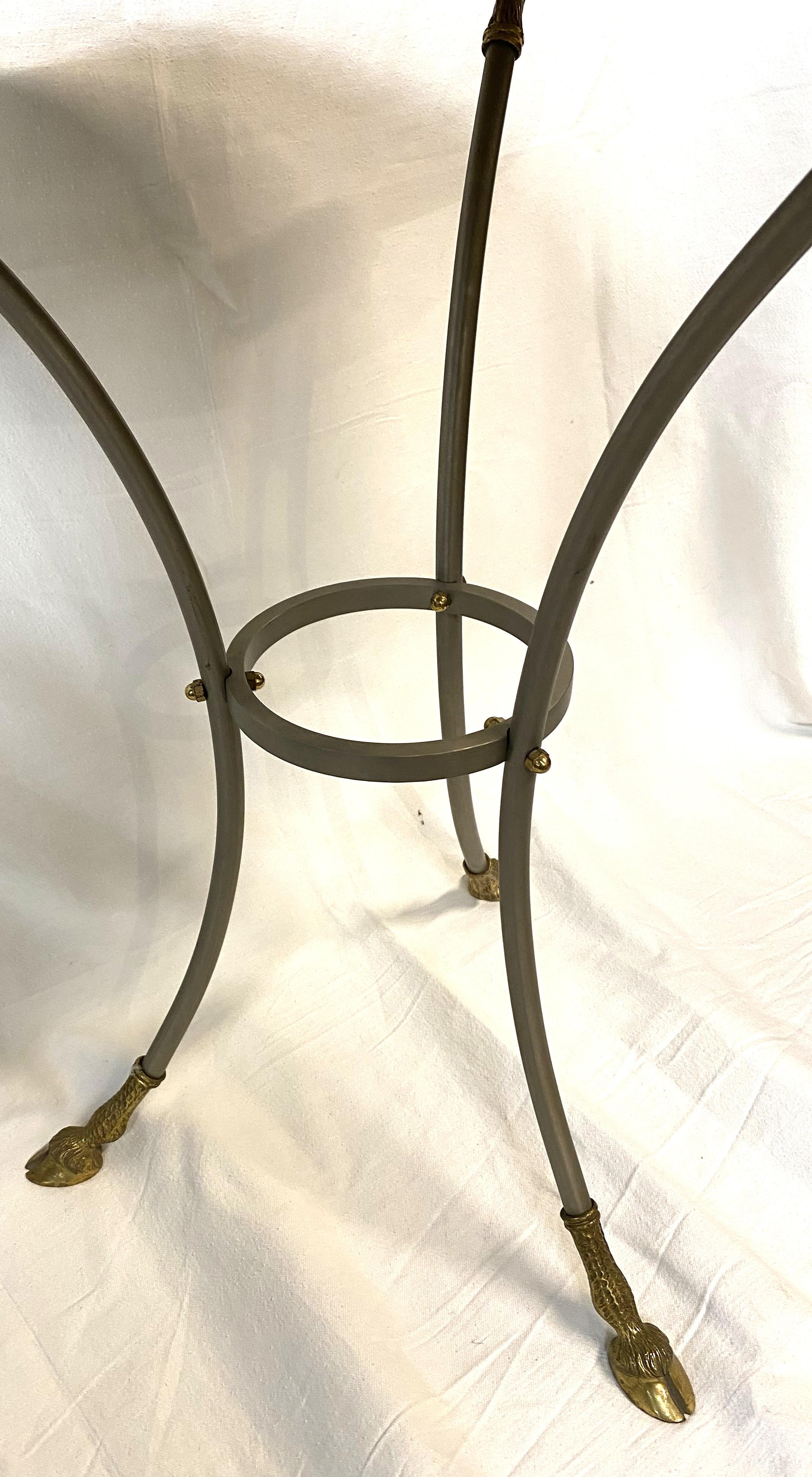 Calco Gueridon in stile impero in acciaio e ottone con piano in marmo rosso e piedi a zoccolo in vendita