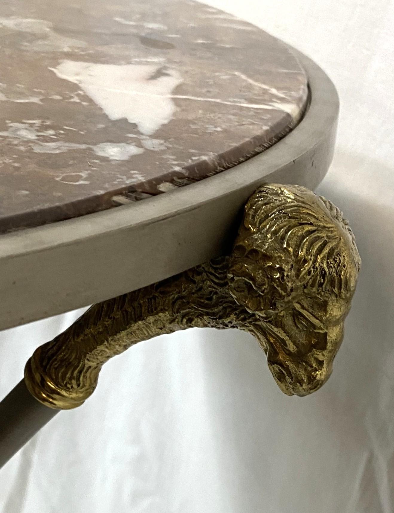 Gueridon in stile impero in acciaio e ottone con piano in marmo rosso e piedi a zoccolo In condizioni buone in vendita a Milford, NH