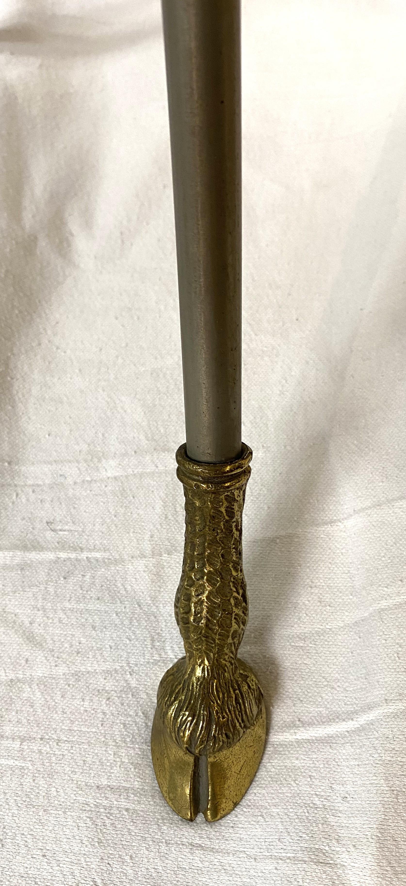 XX secolo Gueridon in stile impero in acciaio e ottone con piano in marmo rosso e piedi a zoccolo in vendita