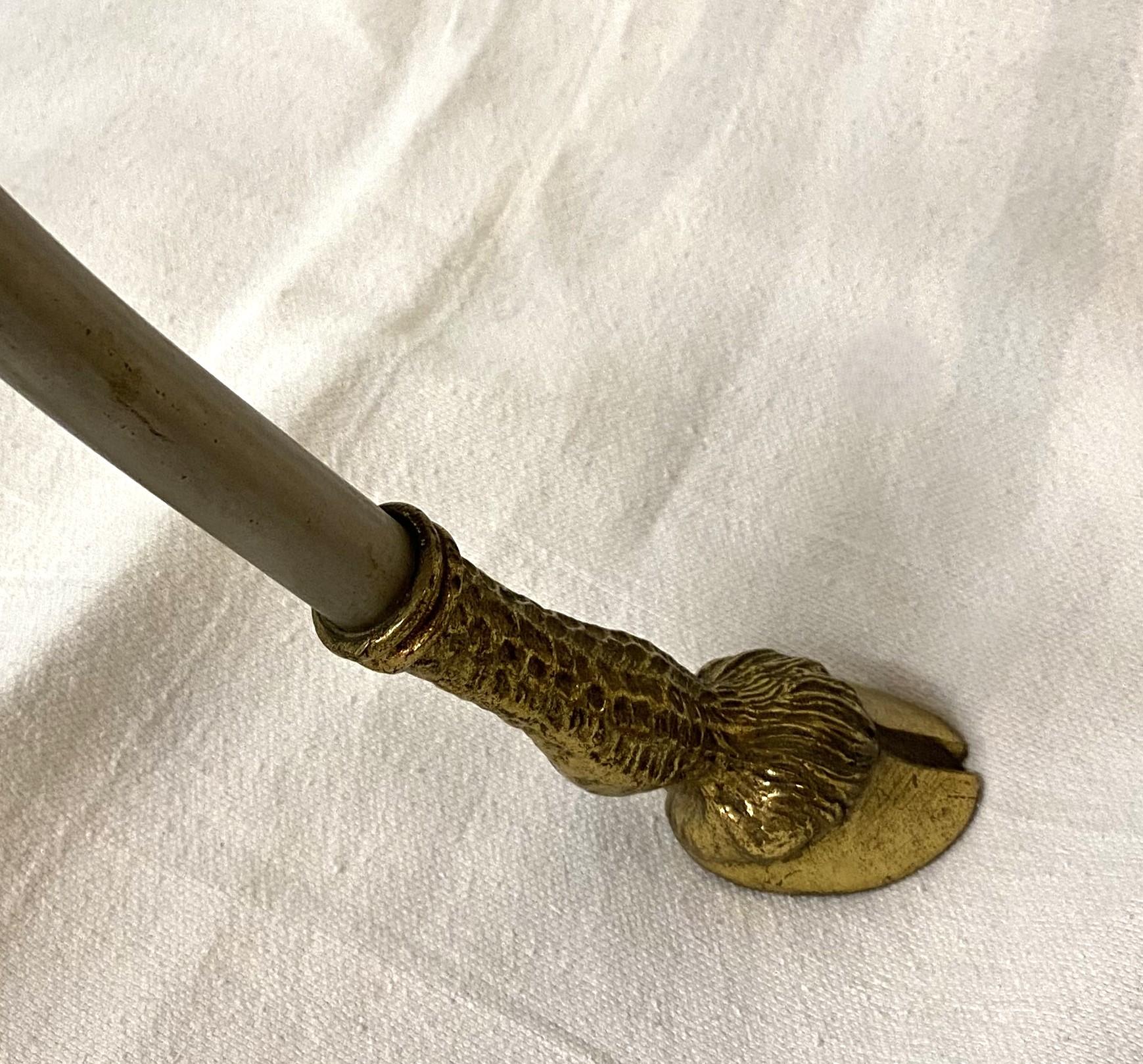 Ottone Gueridon in stile impero in acciaio e ottone con piano in marmo rosso e piedi a zoccolo in vendita