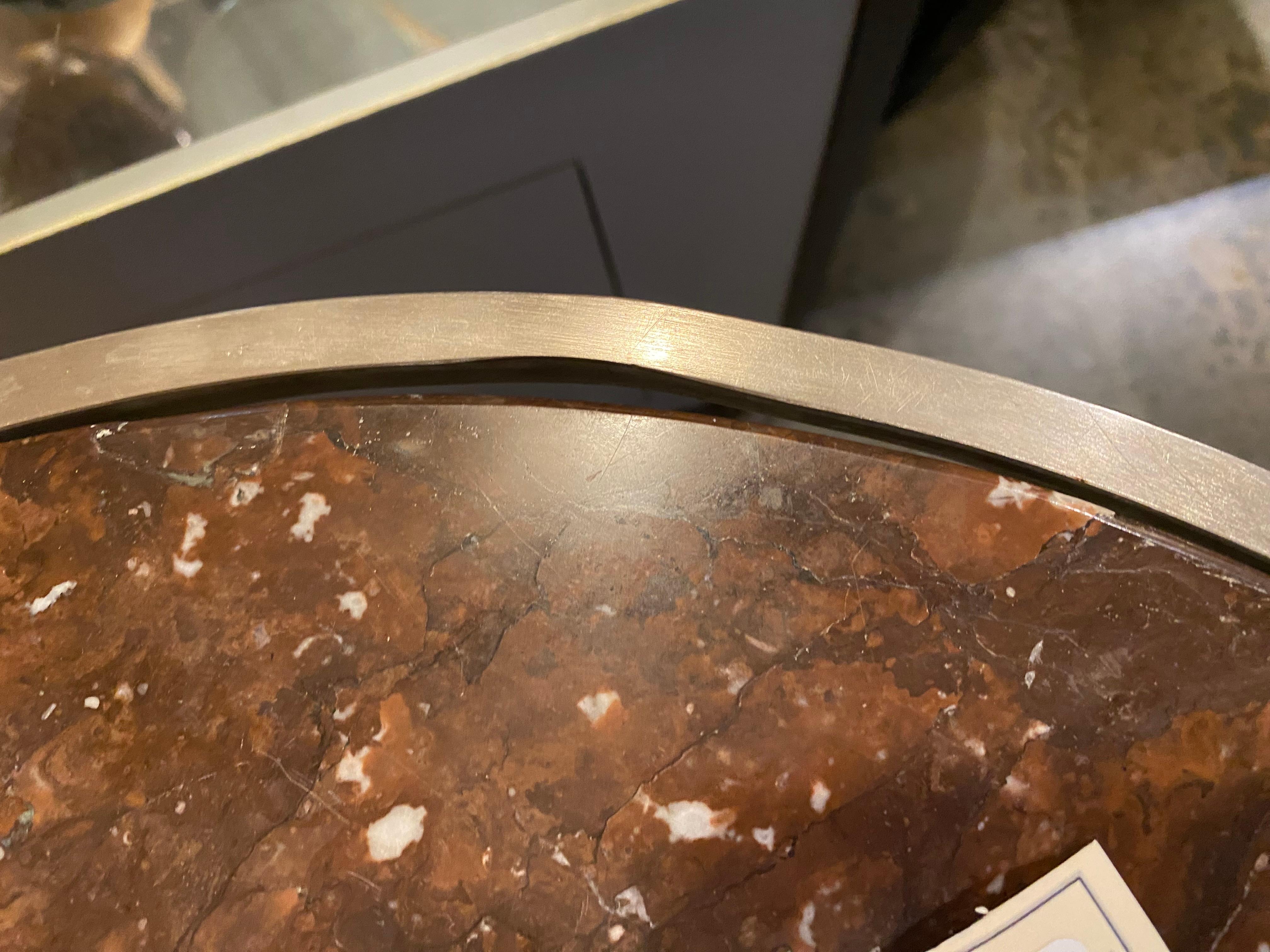 Gueridon in stile impero in acciaio e ottone con piano in marmo rosso e piedi a zoccolo in vendita 1