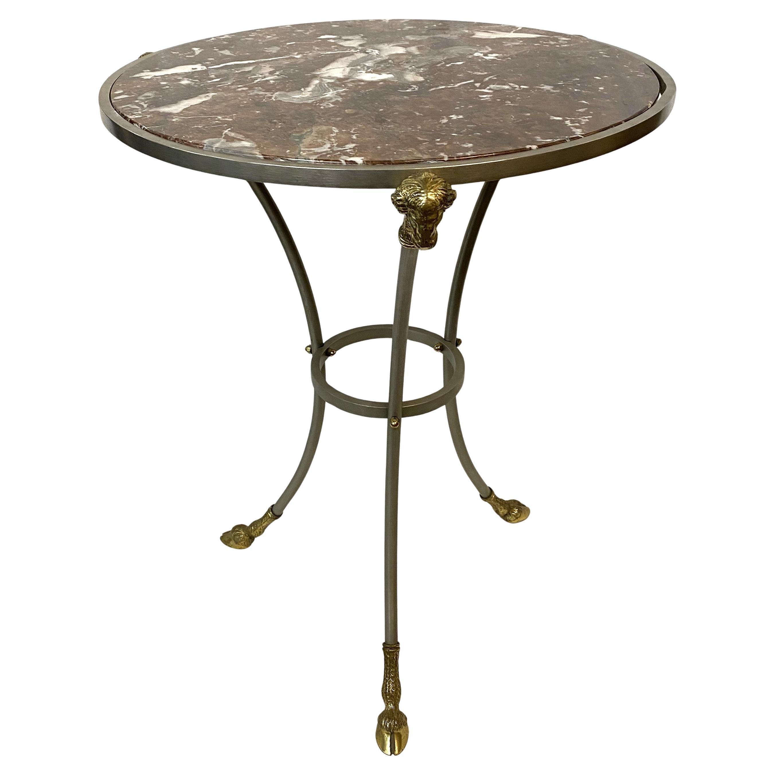 Guéridon en acier et laiton de style Empire avec dessus en marbre rouge et pieds en sabot