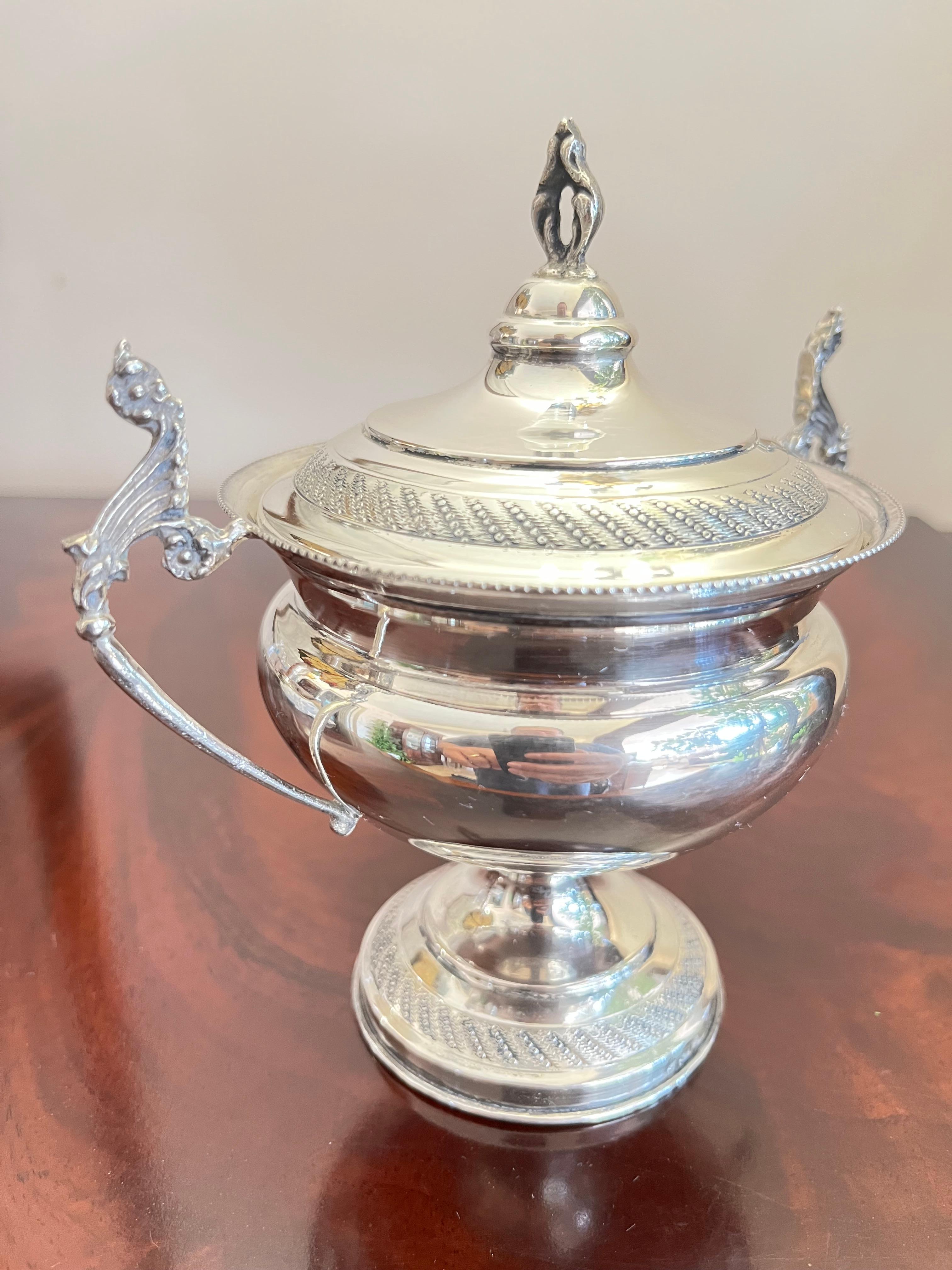 Empire style sugar bowl in 800 silver, Italy, 1950s
It belonged to my maternal great-grandparents and is in excellent condition. Very small signs of the time. Gr. 166,00.