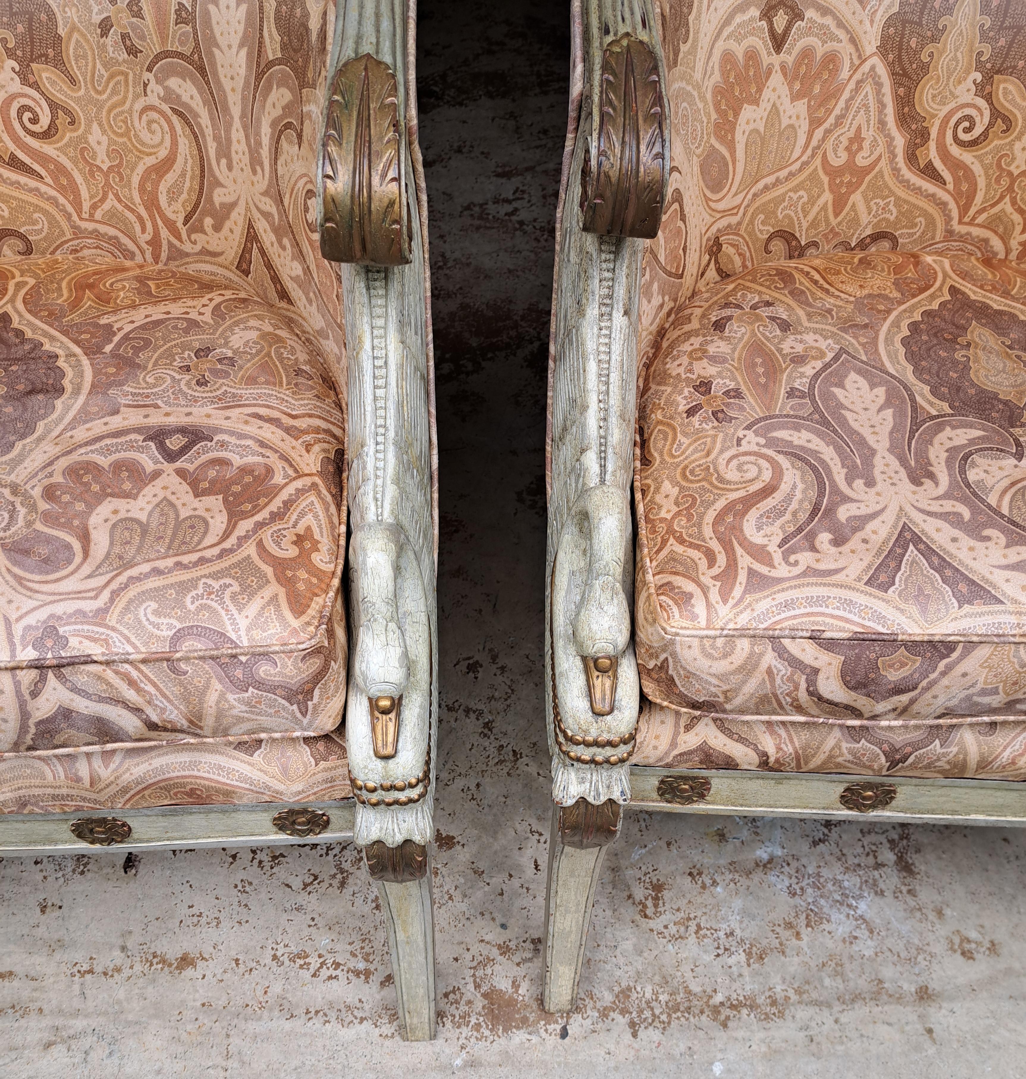 Coppia di sedie a cigno in stile impero vintage. In buone condizioni, il tessuto si è sbiadito e avrebbe bisogno di una nuova tappezzeria. Il Wood presenta alcune scheggiature e perdite. Attribuito a Maitland Smith